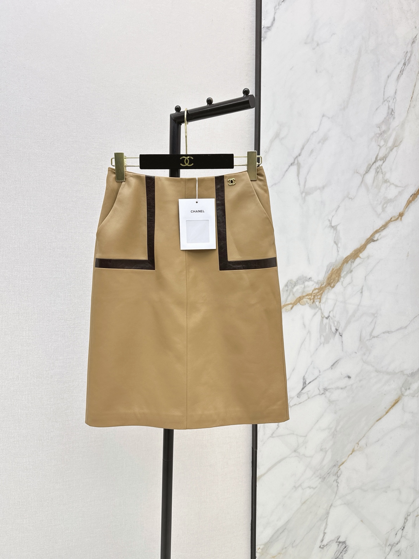 NO:888364,C Home 26Ss————The latest early autumn lambskin skirt with contrasting edges and pocket icons has a mid-high waist and hip-covering design. It can be worn with any figure to create an S-curve. Customized lambskin is soft and stylish. An excellent choice to enhance the overall texture. One color smlxl,,chanel,skirts,sheepskin,19860909C家 26Ss————早秋最新款撞色镶边口袋图标小羊皮半裙中高腰包臀设计绝了 任何身材都能穿出s曲线 定制小羊皮柔软有型 提升整体质感的绝佳选择 一色smlxl,,chanel,skirts,sheepskin,,Women's clothing