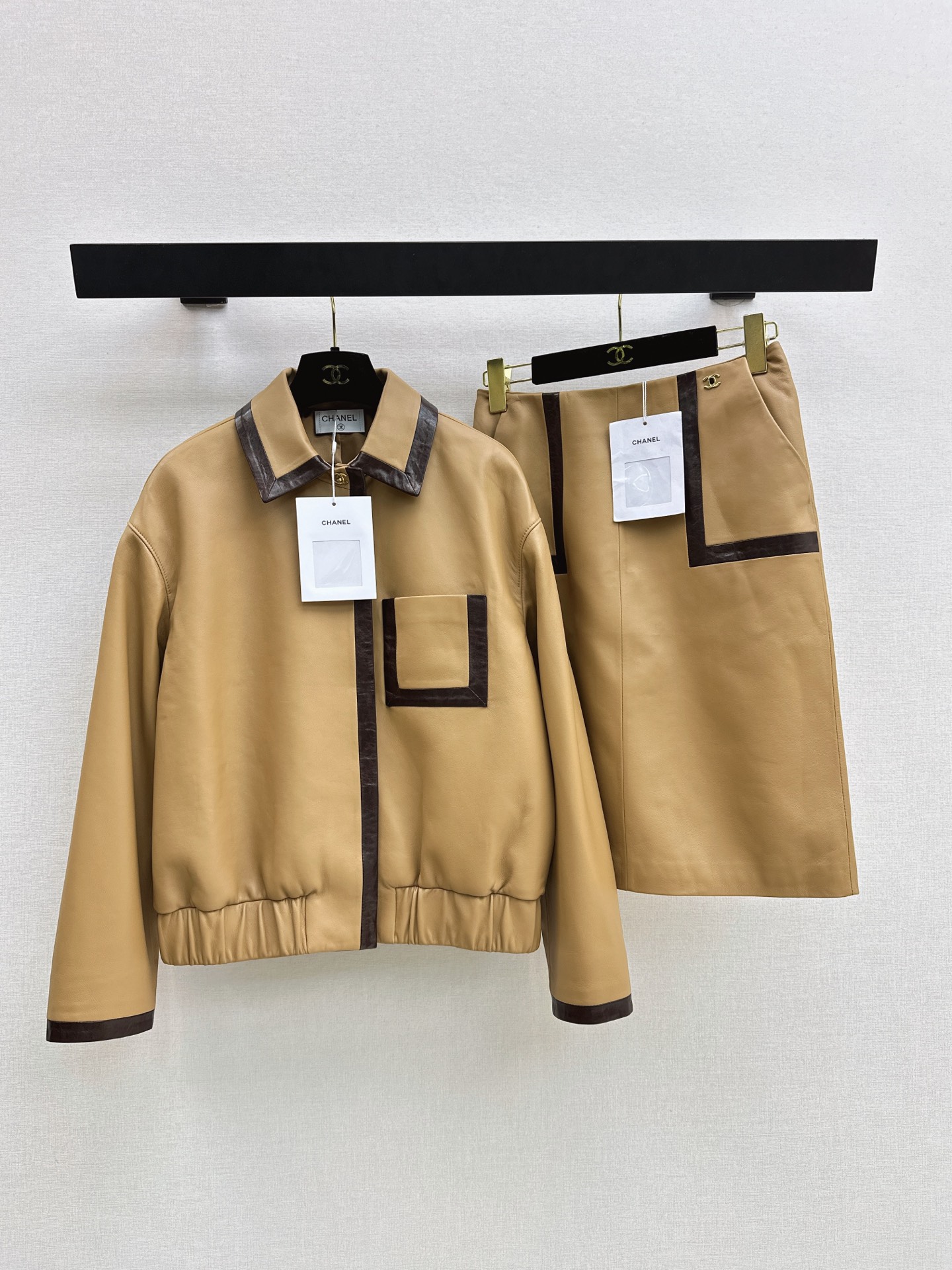 NO:888372,C Home 26Ss————The latest spliced ​​lapel lambskin jacket in early autumn has unique taste and personality~The design of the lapel jacket is simple and elegant~The unique splicing process perfectly blends the contrasting colors of different colors to create a unique fashion spark. Recommend a set of matching one-color smlxl,,chanel,jackets & coats,jackets & coats,sheepskin,19860909C家 26Ss————早秋最新款拼接翻领小羊皮外套很独特的品味与个性～翻领夹克设计 简洁而优雅～独特的拼接工艺 将不同颜色拼接撞色完美融合 碰撞出别样时尚火花 推荐一套搭配 一色smlxl,,chanel,jackets & coats,jackets & coats,sheepskin,,Women's clothing
