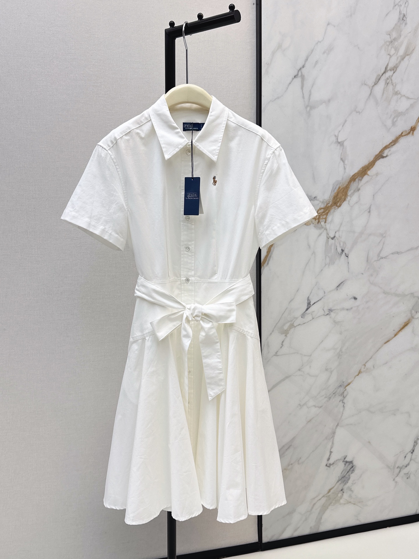 NO:888383,RL 26Ss————The latest spring and summer classic horse embroidery lapel dress. Classic Oxford fabric. Very old-fashioned British style. Classic polo lapel. Three-dimensional splicing tailoring on the hem makes the skirt more three-dimensional and full. The latest colorful embroidery pattern. Two-color sml,,skirts,19860909RL 26Ss————春夏最新款经典马刺绣翻领连衣裙 经典的牛津布面料 非常有老式英伦风的味道 经典polo翻领 下摆立体拼接剪裁 让裙摆更加立体饱满起来 最新彩色刺绣图案 两色sml,,skirts,,Women's clothing