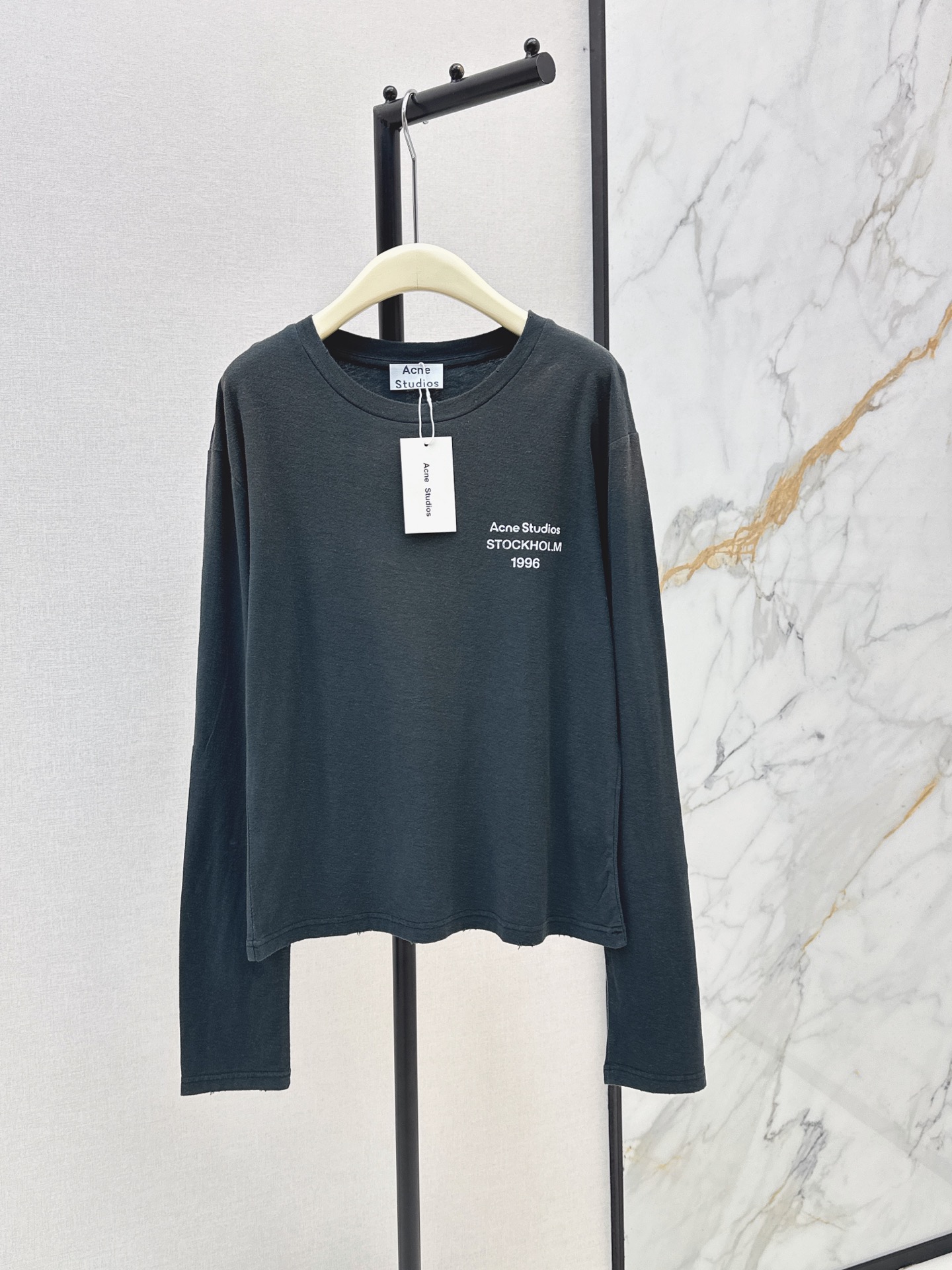 NO:889318,Acn～E 26Ss————The latest spring and summer logo distressed round-neck long-sleeved top has a Nordic style no matter how you wear it~ The upper body has a loose feeling that looks good with every shot. The ability to slim down and hide fat is directly stretched. The 100% cotton fabric is light and comfortable. It is very suitable for summer. The chest printing is so low-key and fashionable. The old letter printing has a retro atmosphere. The upper body is comfortable and stylish. There is no outdated basic model. It can be easily controlled with any combination. Two-color sml,,19860909Acn～E 26Ss————春夏最新款徽标做旧圆领长袖上衣随便一搭都很有北欧风那味儿～ 上身就是随手一拍都好看的松弛感 显瘦藏肉能力直接拉满 百分百棉面料轻薄舒适 很适合夏天 胸前印花如此低调的时髦 做旧字母印花超有复古氛围感上身舒适有型 不存在过时的基础款 任意搭配都可以轻松驾驭 两色sml,,,Women's clothing