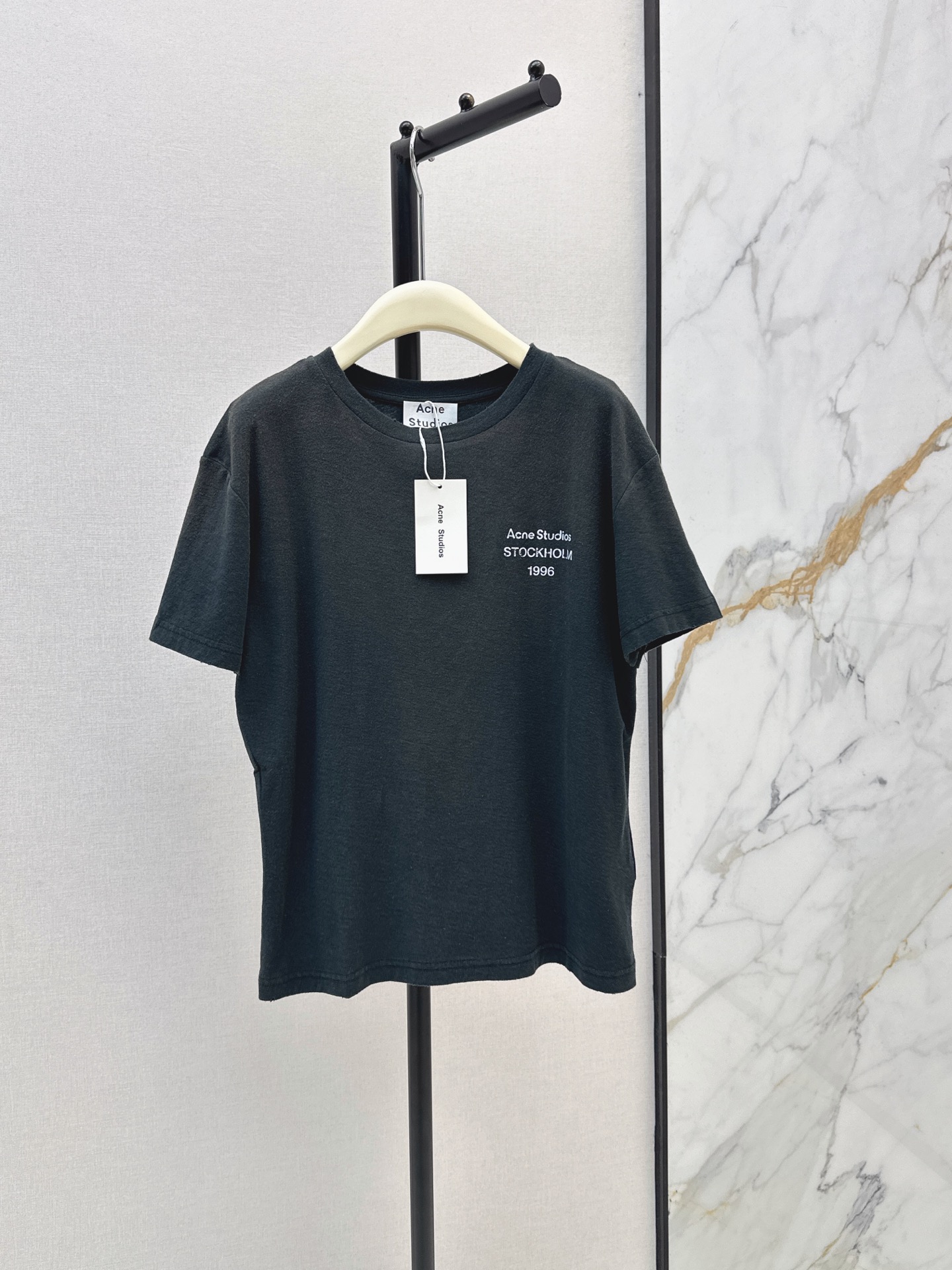 NO:889324,Acn～E 26Ss————The latest spring and summer logo distressed round-neck short-sleeved T-shirt has a Nordic style no matter how you wear it~ The upper body has a loose feeling that looks good with every shot. The ability to slim down and hide fat is directly stretched. The 100% cotton fabric is light and comfortable. It is very suitable for summer. The chest printing is so low-key and fashionable. The old letter printing has a retro atmosphere. The upper body is comfortable and stylish. There is no outdated basic style. It can be easily matched with any combination.  Two-color sml,,T-shirt,tees,t-shirt,19860909Acn～E 26Ss————春夏最新款徽标做旧圆领短袖T恤随便一搭都很有北欧风那味儿～ 上身就是随手一拍都好看的松弛感 显瘦藏肉能力直接拉满 百分百棉面料轻薄舒适 很适合夏天 胸前印花如此低调的时髦 做旧字母印花超有复古氛围感上身舒适有型 不存在过时的基础款 任意搭配都可以轻松驾驭 两色sml,,T-shirt,tees，t-shirt,,Women's clothing