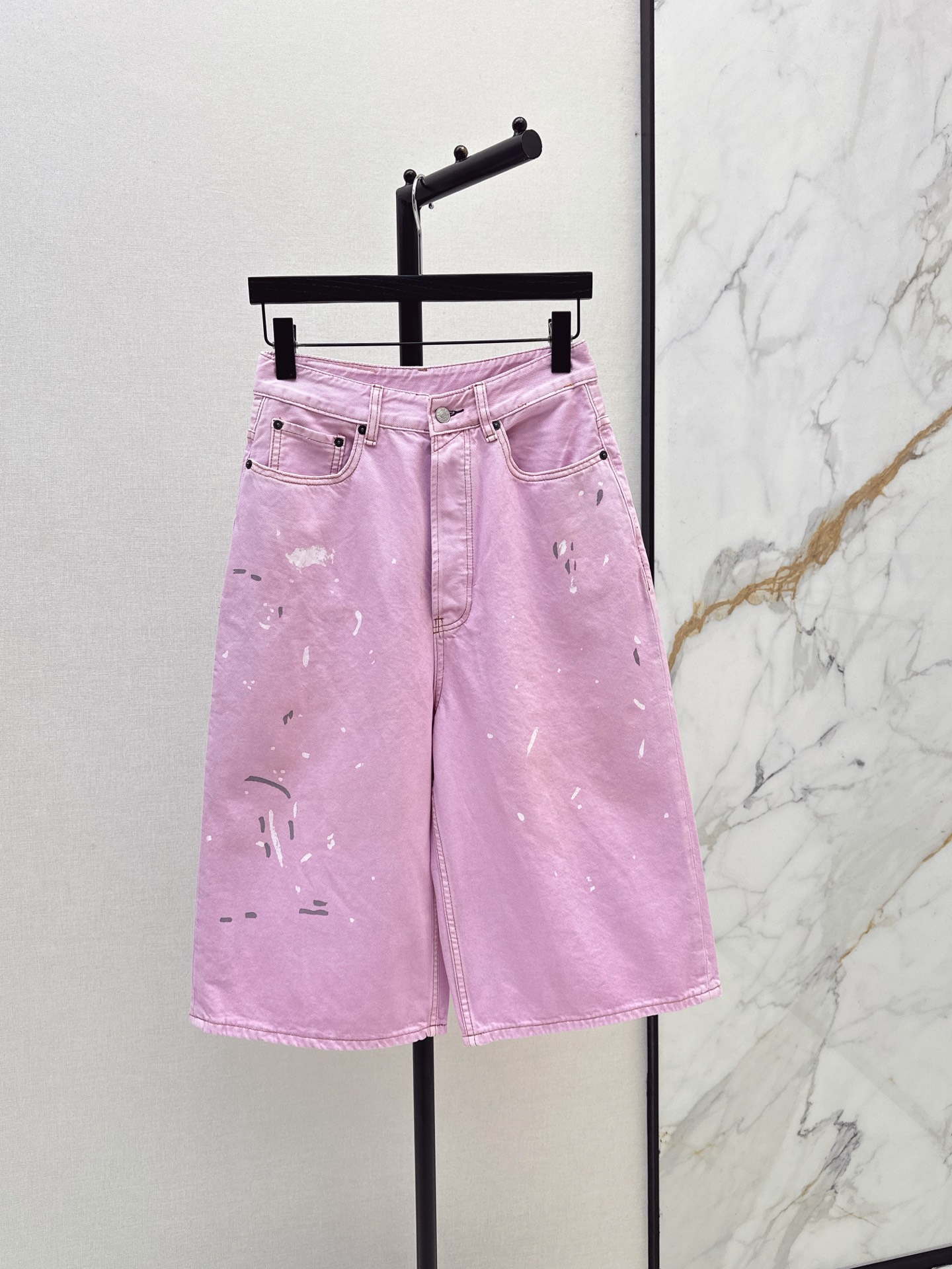 NO:889334,Acn～E 26Ss————Latest model for spring and summer. 1981 series of pink ink splash jeans with loose wide-leg fit. Washed and distressed + hand-splashed ink. Full of street feel. Low pink saturation. Gentle and age-reducing. Perfect for spring and summer wear. Not picky leg shape to modify the hips and wide legs. Comfortable and fashionable. Can be easily managed for daily street appointments. Paired with a vest or knitted cardigan. The atmosphere is directly full. One color sml,,jeans,19860909Acn～E 26Ss————春夏最新款 1981系列粉色泼墨牛仔裤宽松阔腿版型 水洗做旧+手工泼墨 街头感满满 粉色低饱和度 温柔又减龄 春夏穿搭超适合 不挑腿型修饰胯宽腿粗 舒适又时髦 日常出街约会都能轻松驾驭 搭配背心或针织开衫 氛围感直接拉满 一色sml,,jeans,,Women's clothing