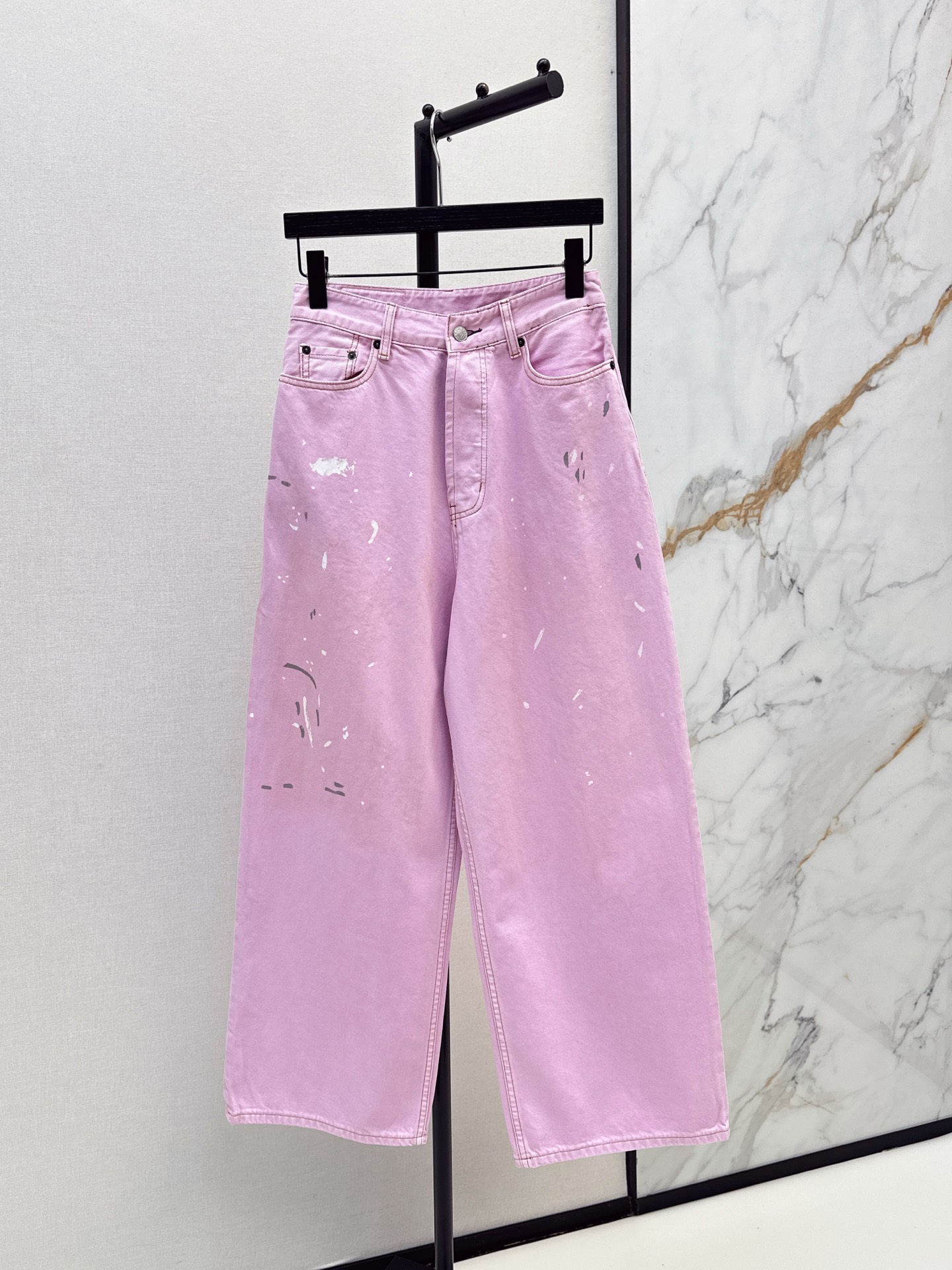 NO:889341,Acn～E 26Ss————The latest version of spring and summer pink ink-splashed jeans. Taro purple pink tone + hand-splashed ink. The distressed washing process is very artistic. High-waisted design to modify the leg shape. Sisters with wide hips and thick legs can also easily control it. Full score for lazy street style. The fabric is soft and super comfortable to wear in spring and summer. It looks great with any tank top or T-shirt. It can be easily held in daily photos and parties. One-color sml, jeans, tees, t-shirt,19860909Acn～E 26Ss————春夏最新款版型粉色泼墨牛仔裤 香芋紫粉色调+手工泼墨 做旧水洗工艺超有艺术感 高腰设计 修饰腿型 胯宽腿粗姐妹也能轻松驾驭 慵懒街头风满分 面料柔软春夏穿超舒服 随便搭背心T恤都很出彩 日常出街拍照聚会都能轻松hold住 一色sml,,jeans,tees，t-shirt,,Women's clothing
