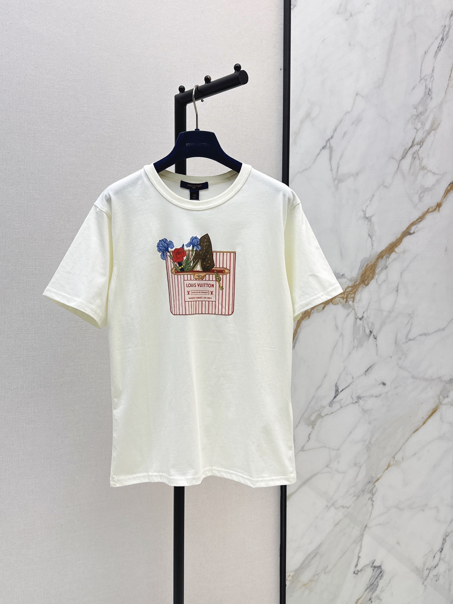 NO:889348,L Family 26Ss————The latest round-neck T-shirt with floral pattern in spring and summer is very dense and feels super good. The details are perfect. The regular version is not picky at all. It is simple and generous on the upper body. It instantly enhances the temperament. Popular recommendation. One-color sml, Louis Vuitton, tees, t-shirt,19860909L家 26Ss————春夏最新款花卉图案圆领T恤密度很高手感超好 细节完美 常规版型 上身完全不挑人简单大方 瞬间提升气质 爆款推荐 一色sml,,louis vuitton,tees，t-shirt,,Women's clothing