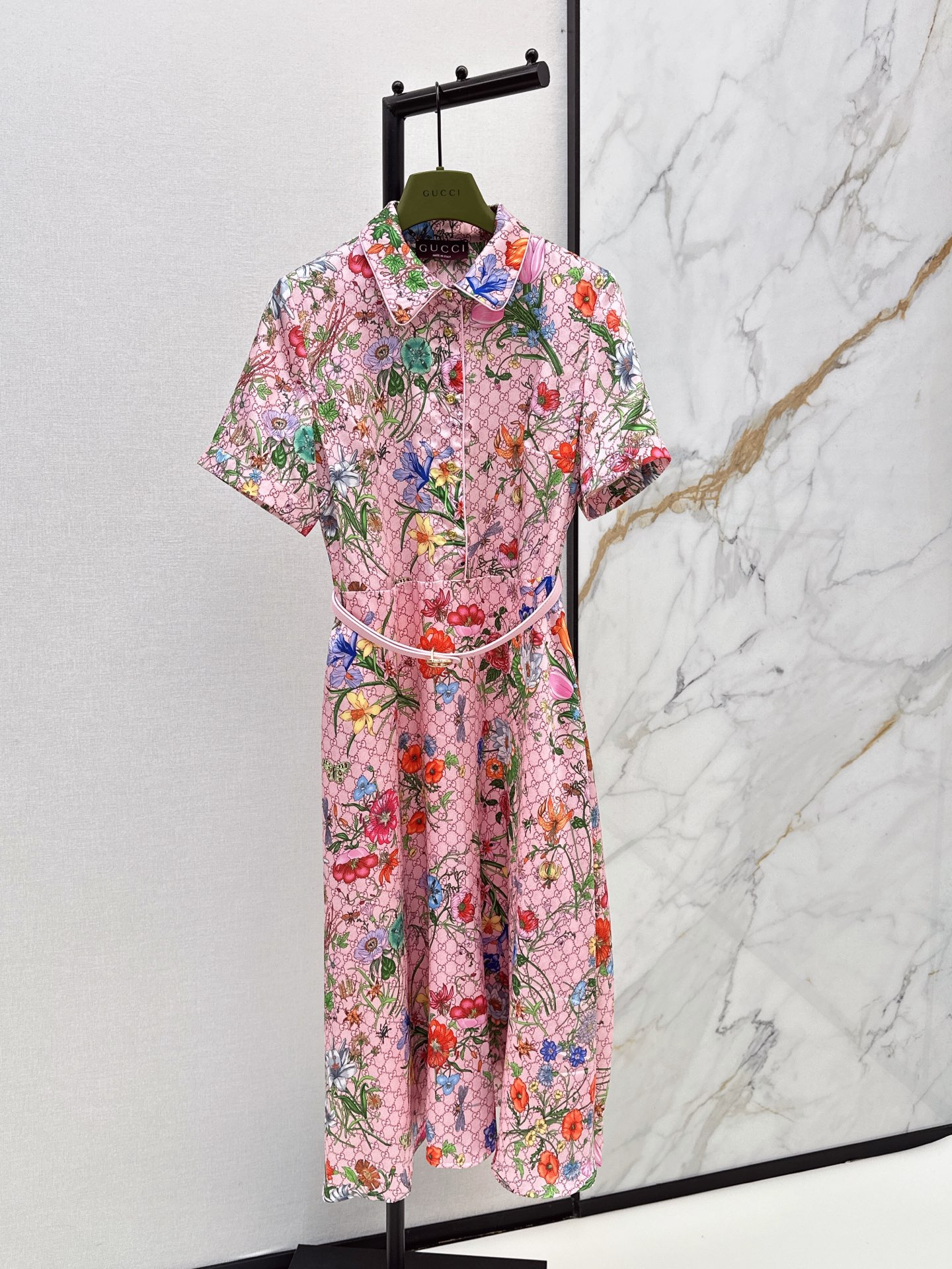 NO:889367,Gu 26Ss————The latest floral print dress for spring and summer. Classic GG base pattern + colorful floral contrast print. Lapel shirt style. Belt of the same color to tighten the waist. The version is taller and slimmer. The large hem skirt is elegant and smart. The drapey fabric is high-end and textured. It is great for daily wear or vacation photos. Two-color sml, skirts, shirts,19860909Gu 26Ss————春夏最新款花卉印花连衣裙 经典GG底纹+缤纷花卉撞色印花 翻领衬衫款式 同色系腰带收腰 版型显高显瘦 大摆裙型飘逸灵动 垂感面料高级有质感 不管日常穿还是度假拍照都很出彩 两色sml,,skirts,shirts,,Women's clothing
