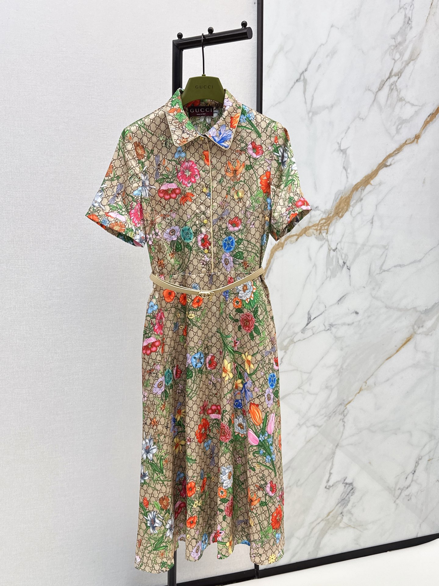 NO:889297,Gu 26Ss————The latest floral print dress for spring and summer. Classic GG base pattern + colorful floral contrast print. Lapel shirt style. Belt of the same color to tighten the waist. The version is taller and slimmer. The large hem skirt is elegant and smart. The drapey fabric is high-end and textured. It is great for daily wear or vacation photos. Two-color sml, skirts, shirts,19860909Gu 26Ss————春夏最新款花卉印花连衣裙 经典GG底纹+缤纷花卉撞色印花 翻领衬衫款式 同色系腰带收腰 版型显高显瘦 大摆裙型飘逸灵动 垂感面料高级有质感 不管日常穿还是度假拍照都很出彩 两色sml,,skirts,shirts,,Women's clothing