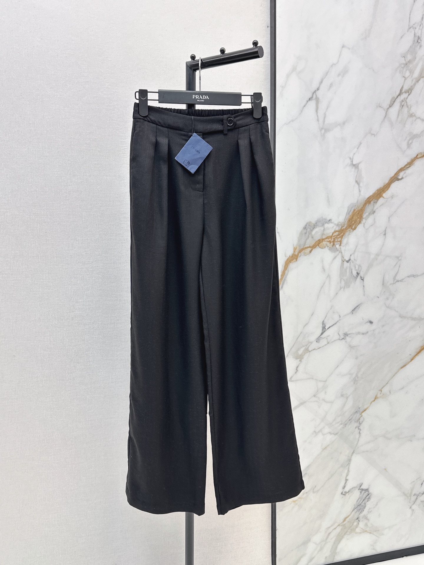 NO:889304,PD 26Ss————The latest high-waisted wide-leg pants for spring and summer. Lightweight and breathable. Excellent drape. Three-dimensional pleats on the front panel to modify the crotch. Invisible elasticity on the back. The wide-leg version hides the flesh and makes the body look slimmer. Triangular logo embellishment on the back. Full of details. Can be worn for commuting and leisure. Versatile. Can be worn with any T-shirt, shirt or sweater. Easily create a simple and high-end look. Two-color sml, shirts, tees, t-shirt,19860909PD 26Ss————春夏最新款高腰阔腿裤 轻薄透气 垂坠感一流 前片立体压褶修饰胯部 后腰隐形松紧 阔腿版型藏肉显瘦 后面三角标点缀 细节感满满 通勤休闲都能穿 百搭 随便配T恤 衬衫或针织衫都很出彩 轻松打造简约高级感穿搭 两色sml,,shirts,tees，t-shirt,,Women's clothing