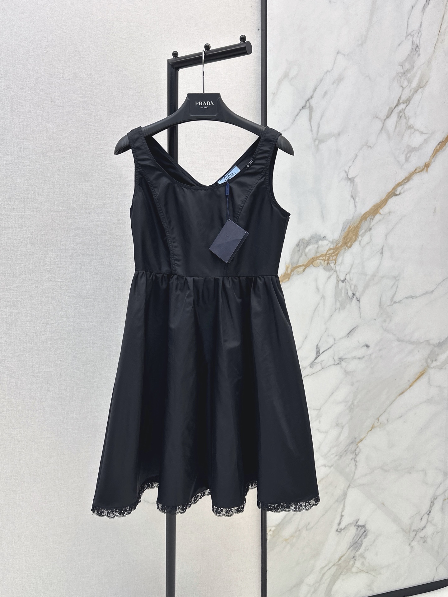 NO:889311,PD 26Ss————The latest black sleeveless dress for spring and summer. The fabric is light and breathable. The surface is slightly shiny, simple and elegant. The V-neck + waist design modifies the figure. The lace edge of the skirt is super detailed. It is medium-length and can be easily worn in daily life, parties and formal occasions. It goes well with high heels or single shoes. It has the elegant temperament. One color sml, high heels, skirts,19860909PD 26Ss————春夏最新款黑色无袖连衣裙 面料轻盈透气 表面微光泽感,简约大方 V领+收腰设计 修饰身形 裙摆蕾丝边超有细节感 中长款 日常 聚会 正式场合都能轻松驾驭 搭配高跟鞋或单鞋都很出彩 优雅气质拿捏住啦 一色sml,,high heels,skirts,,Women's clothing