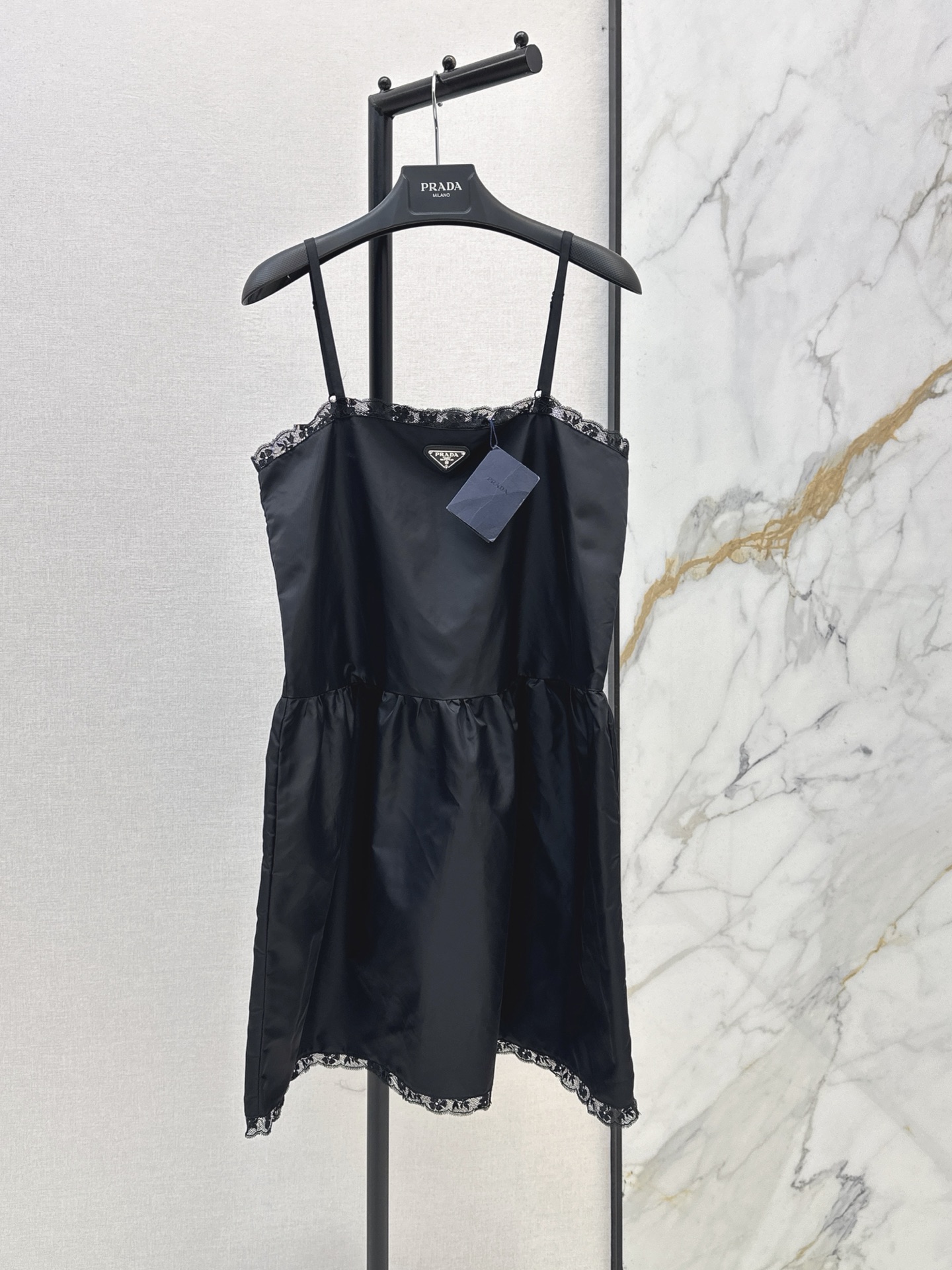 NO:889319,PD 26Ss - the latest black suspender dress for spring and summer. The fabric is light and breathable. It is embellished with lace. The A-line doll skirt version is tolerant to the figure. It is comfortable to wear and has a sense of design. The triangle mark on the chest is very recognizable. The layering of the white vest is UP. It is great for daily outings or parties. Pair it with a mini handbag or ballet shoes. It is easy to get a Korean-style relaxed look. One color sml,,skirts,19860909PD 26Ss———春夏最新款黑色吊带连衣裙 面料轻盈透气 蕾丝花边点缀 A字娃娃裙版型 包容身材 穿着舒适又有设计感 胸前三角标超有辨识度 叠穿白背心层次感UP 日常出街或聚会都很出彩 搭配迷你手袋或芭蕾鞋 轻松get韩系松弛感穿搭 一色sml,,skirts,,Women's clothing