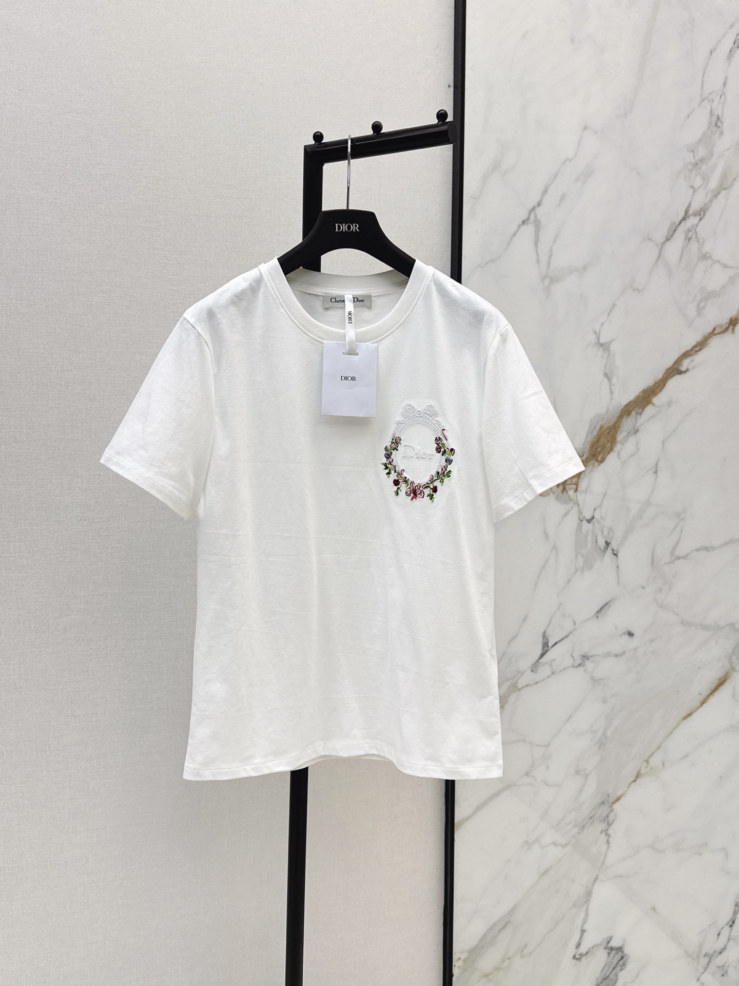 NO:889326,CD 26Ss————The latest white short-sleeved T-shirt for spring and summer. Made of high-quality cotton fabric. Soft and comfortable. Loose cut to show off your temperament. Multi-color flower embroidery + logo on the chest. Full of artistic sense. Exquisite embroidery details. Versatile in white. Easily matched with jeans, short skirts, etc. Suitable for daily life or vacation. One-color sml, skirts, jeans, T-shirt, tees, t-shirt,19860909CD 26Ss————春夏最新款白色短袖T恤 采用高品质棉质面料 柔软舒适 宽松剪裁超显气质 胸前多色花卉刺绣+logo标志 艺术感满满 刺绣细节精致 白色百搭 轻松搭配牛仔裤 短裙等 日常或度假都很适合 一色sml,,skirts,jeans,T-shirt,tees，t-shirt,,Women's clothing