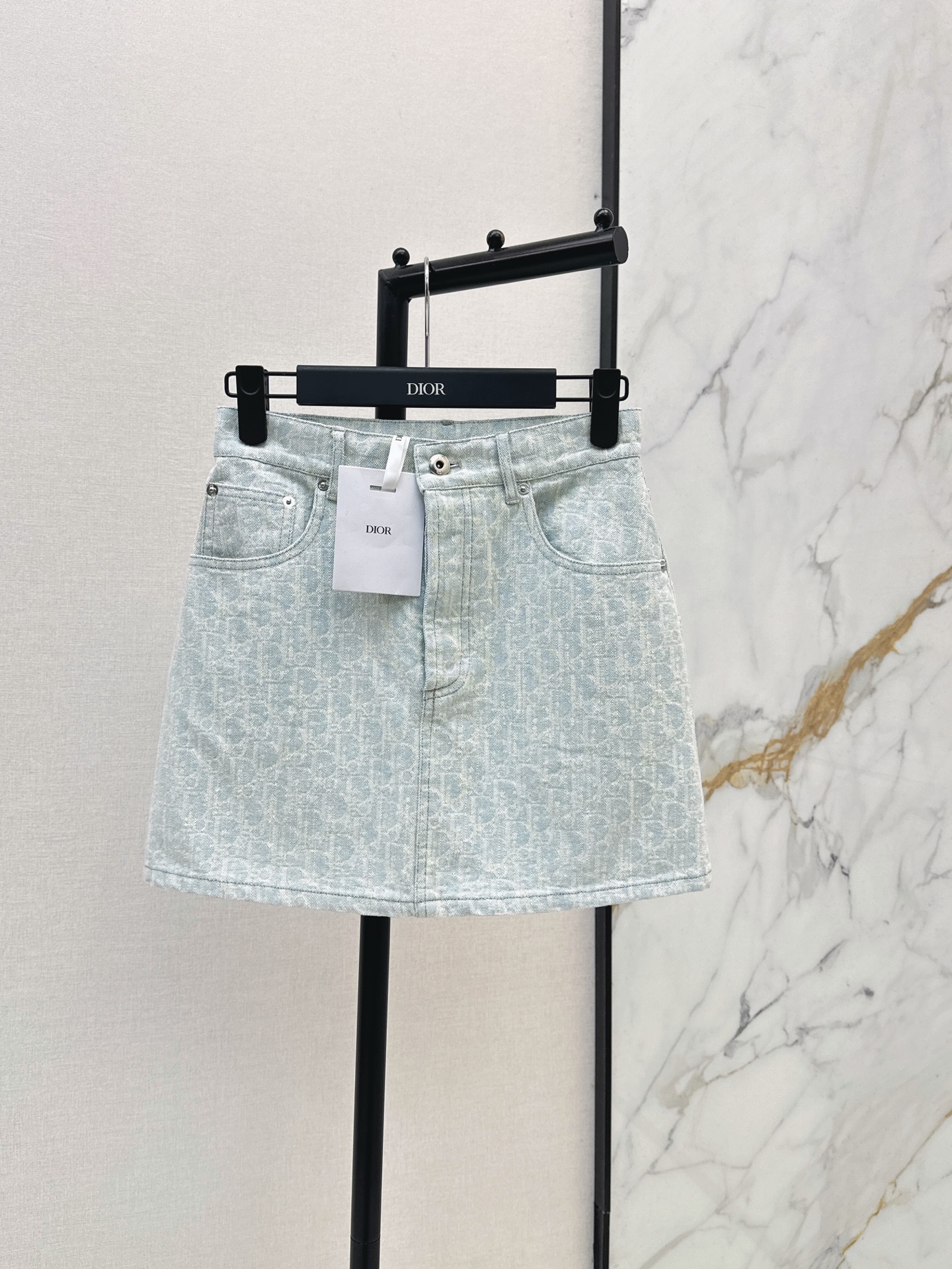 NO:889331,CD 26Ss————The latest jacquard denim skirt for spring and summer is made of washed denim cotton fabric. The whole body is printed with dark patterns and is low-key. It is highly recognizable. The high-waisted A-line version raises the waistline. It can modify the width of the hips and thick legs. The placket button design is easy to put on and take off. It is OK to match with T-shirts, shirts or sweaters. It can be easily managed for casual commuting. One color smlxl,,skirts,shirts,tees,t-shirt,19860909CD 26Ss————春夏最新款提花牛仔半裙采用水洗牛仔棉面料 通体暗纹满印低调 辨识度超高 高腰A字版型 拉高腰线 胯宽腿粗都能修饰 门襟纽扣设计 穿脱方便 搭配T恤 衬衫或针织衫都很OK 休闲通勤都能轻松驾驭 一色smlxl,,skirts,shirts,tees，t-shirt,,Women's clothing