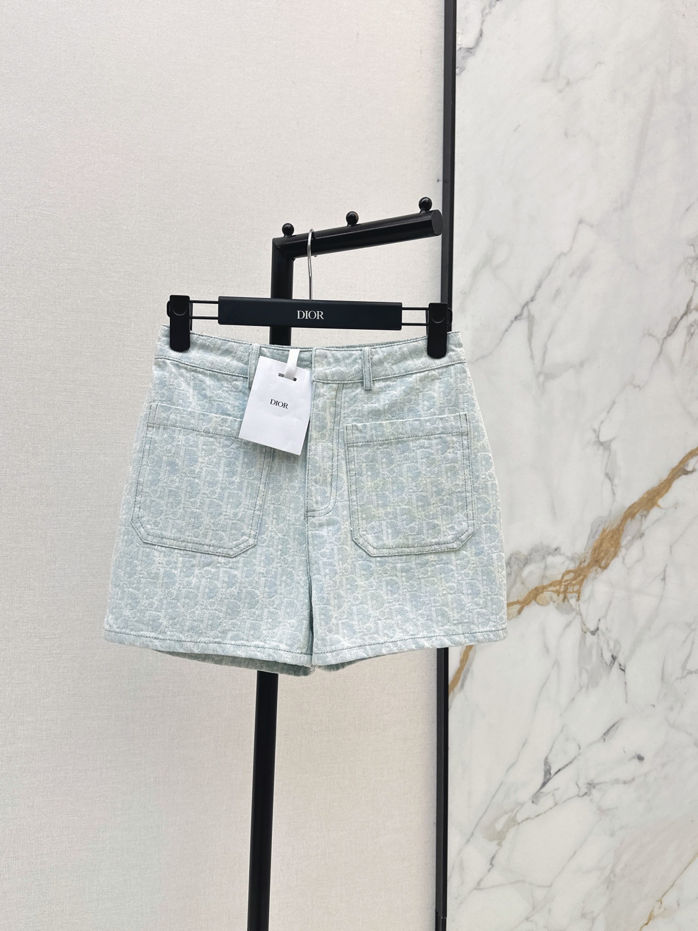 NO:889339,CD 26Ss - the latest jacquard denim shorts for spring and summer. They are made of washed denim cotton fabric. They are printed with dark patterns all over the body and are low-key. They are highly recognizable. They are high-waisted and straight, slim and versatile. There are double pockets on the front and back. Practical and stylish. It can be easily controlled for daily commuting and leisure. Pair with T-shirts or shirts to easily get a refreshing summer look. One color smlxl, shorts, shirts, tees, t-shirt,19860909CD 26Ss————春夏最新款提花牛仔短裤 采用水洗牛仔棉面料 通体暗纹满印低调 辨识度超高 高腰直筒显瘦又百搭 前后都有双口袋设计 实用又有设计感 日常通勤 休闲都能轻松驾驭 搭配T恤或衬衫 轻松get夏日清爽look 一色smlxl,,shorts,shirts,tees，t-shirt,,Women's clothing