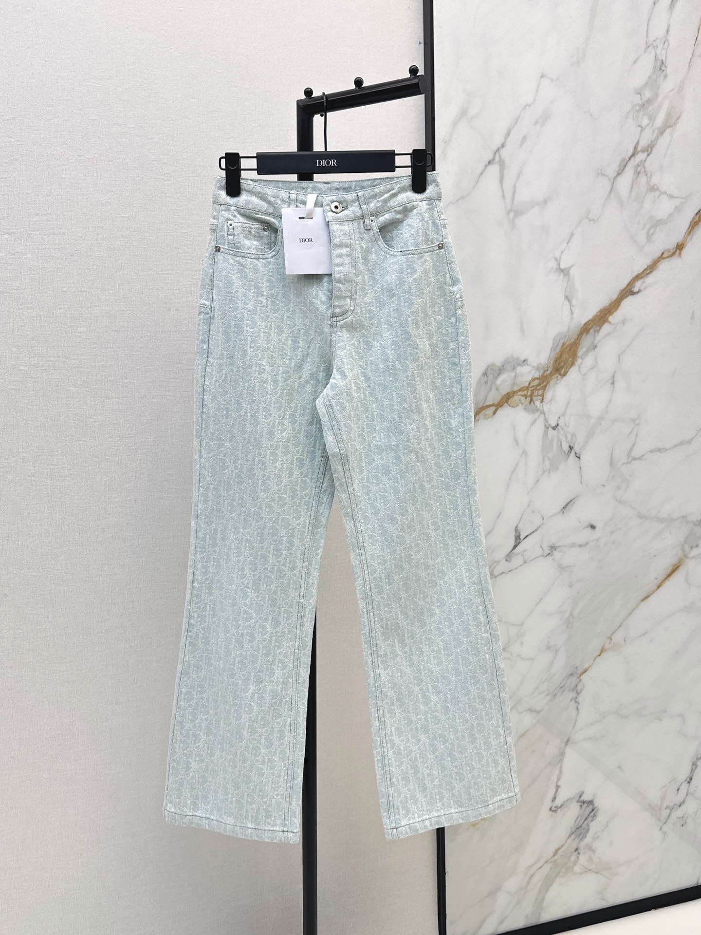 NO:889347,CD 26Ss————The latest jacquard denim trousers for spring and summer. Made of washed denim cotton fabric. The whole body is printed with dark patterns and is low-key. It is highly recognizable. The high-waisted straight leg is slim and versatile. There are double pockets on the front and back. Practical and design. It can be easily managed for daily commuting and leisure. Pair it with a T-shirt or shirt to easily get a refreshing summer look. One color smlxl, shirts, tees, t-shirt,19860909CD 26Ss————春夏最新款提花牛仔长裤 采用水洗牛仔棉面料 通体暗纹满印低调 辨识度超高 高腰直筒显瘦又百搭 前后都有双口袋设计 实用又有设计感 日常通勤 休闲都能轻松驾驭 搭配T恤或衬衫 轻松get夏日清爽look 一色smlxl,,shirts,tees，t-shirt,,Women's clothing