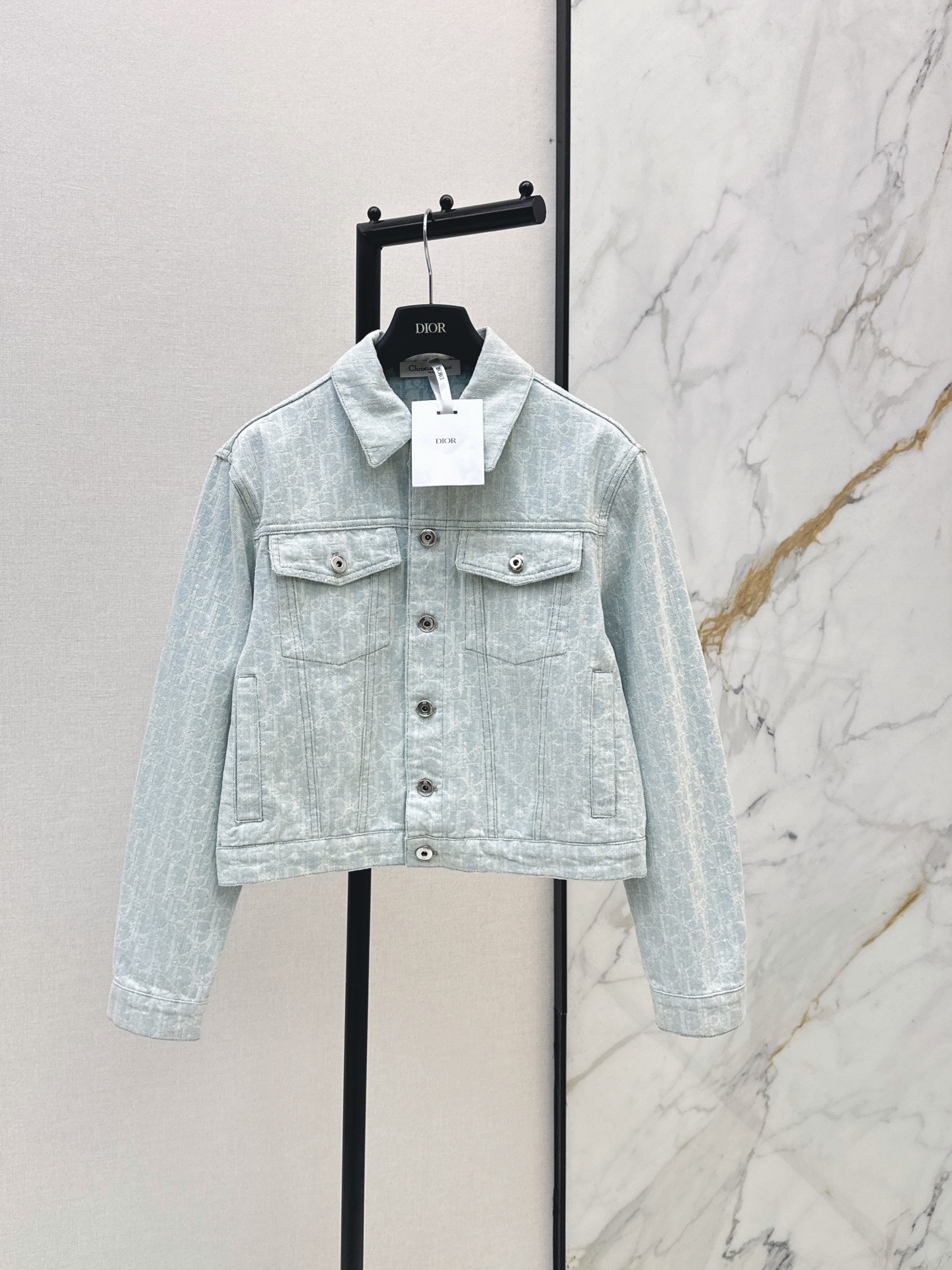 NO:889359,CD 26Ss - the latest jacquard short denim jacket for spring and summer. It is made of washed denim cotton fabric. The whole body is printed with dark patterns and is low-key. It is highly recognizable. Classic lapel. Double pocket version. Practical and good-looking. The neat short style optimizes the proportion of the body. Pair it with jeans or skirts to easily get a casual and high-end feel. The color is not ostentatious. You can hold it for commuting or going out. One color smlxl, skirts, jeans, jackets & coats,19860909CD 26Ss————春夏最新款提花短款牛仔外套 采用水洗牛仔棉面料 通体暗纹满印低调 辨识度超高 经典翻领 双口袋版型 实用又好看 利落短款优化身材比例 搭配牛仔裤或裙装 轻松get休闲高级感 色调不张扬 通勤 出街都能hold住 一色smlxl,,skirts,jeans,jackets & coats,,Women's clothing