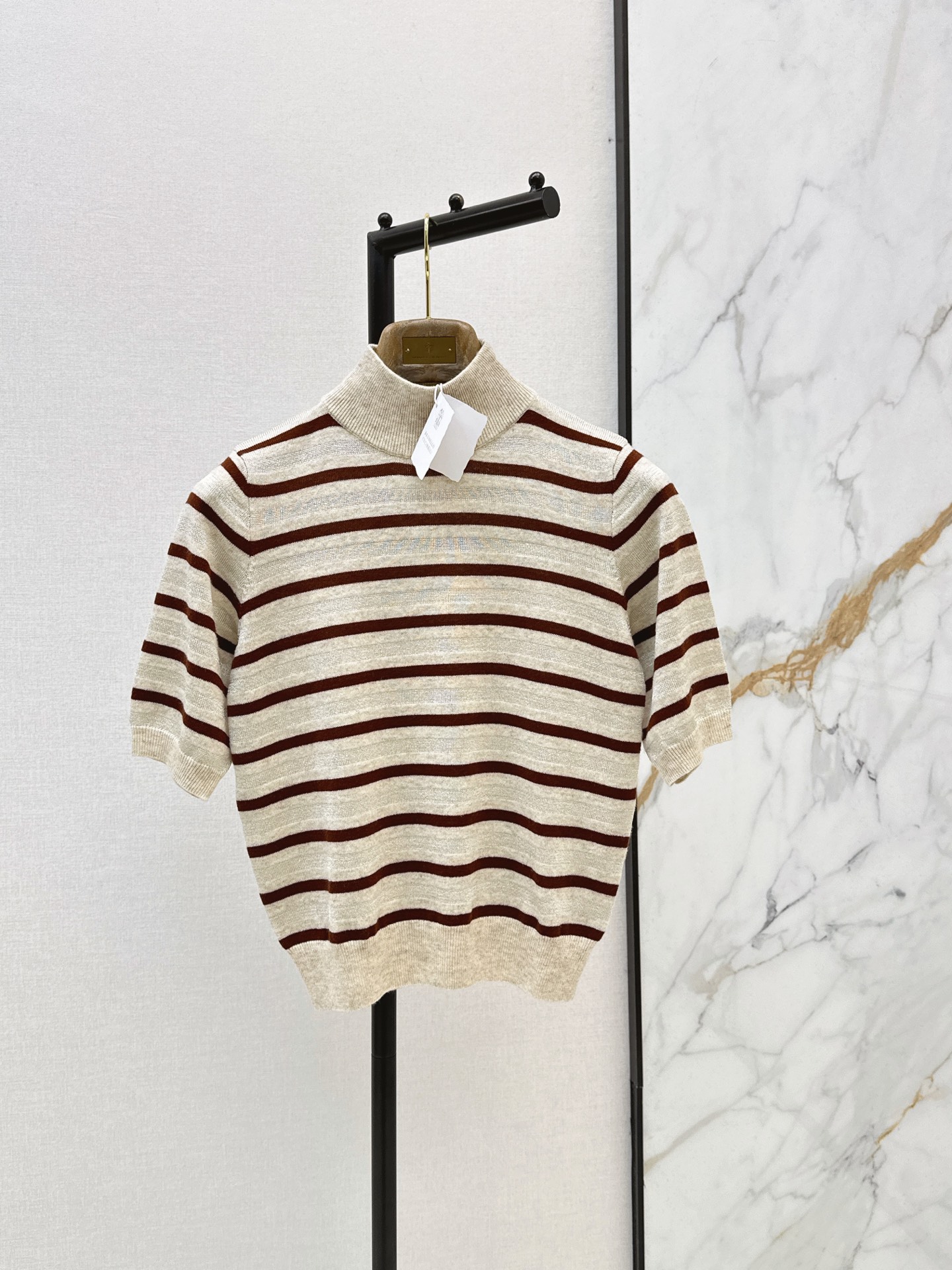 NO:889375,Bc 26Ss————The latest striped sweater for spring and summer is made of wool, soft and warm. Beige + burgundy stripes. Perfect Italian elegance. High collar design. Warm and elegant. Short-sleeved style is more flexible. It is OK to wear with a jacket or alone. Exquisite knitting technology. Low-key gloss. Can be easily used in daily or formal occasions. It is a classic item with both quality and fashion. One-color sml,,jackets & coats,T-shirt,19860909Bc 26Ss————春夏最新款条纹针织衫采用羊毛柔软又保暖 米色+酒红条纹 意式优雅气质满分 高领设计 保暖又显气质 短袖款式更灵活 搭配外套或单穿都很OK 精致针织工艺 低调光泽感 日常或正式场合都能轻松驾驭 是品质与时尚兼具的经典单品 一色sml,,jackets & coats,T-shirt,,Women's clothing
