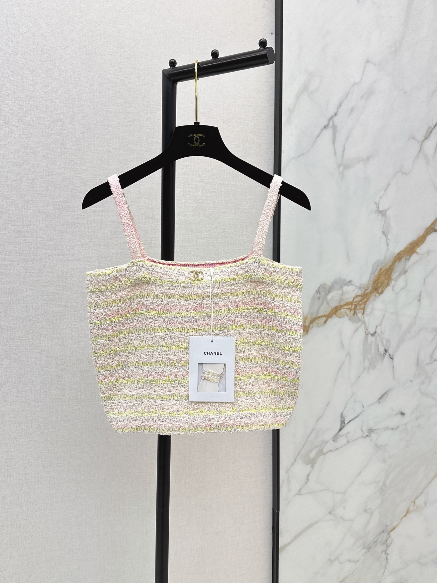 NO:889384,C Home 26Ss————The latest color yarn knitted sling for spring and summer, pure desire ceiling~ German imported machine craftsmanship, simple and elegant, exquisite details and texture, super refreshing for summer, comfortable and fashionable, one color sml,,chanel,19860909C家 26Ss————春夏最新款彩色纱线针织吊带 纯欲天花板～ 德国进口机工艺 简约优雅 精致细节质感满分 夏天穿超清爽 舒适又时髦 一色sml,,chanel,,Women's clothing