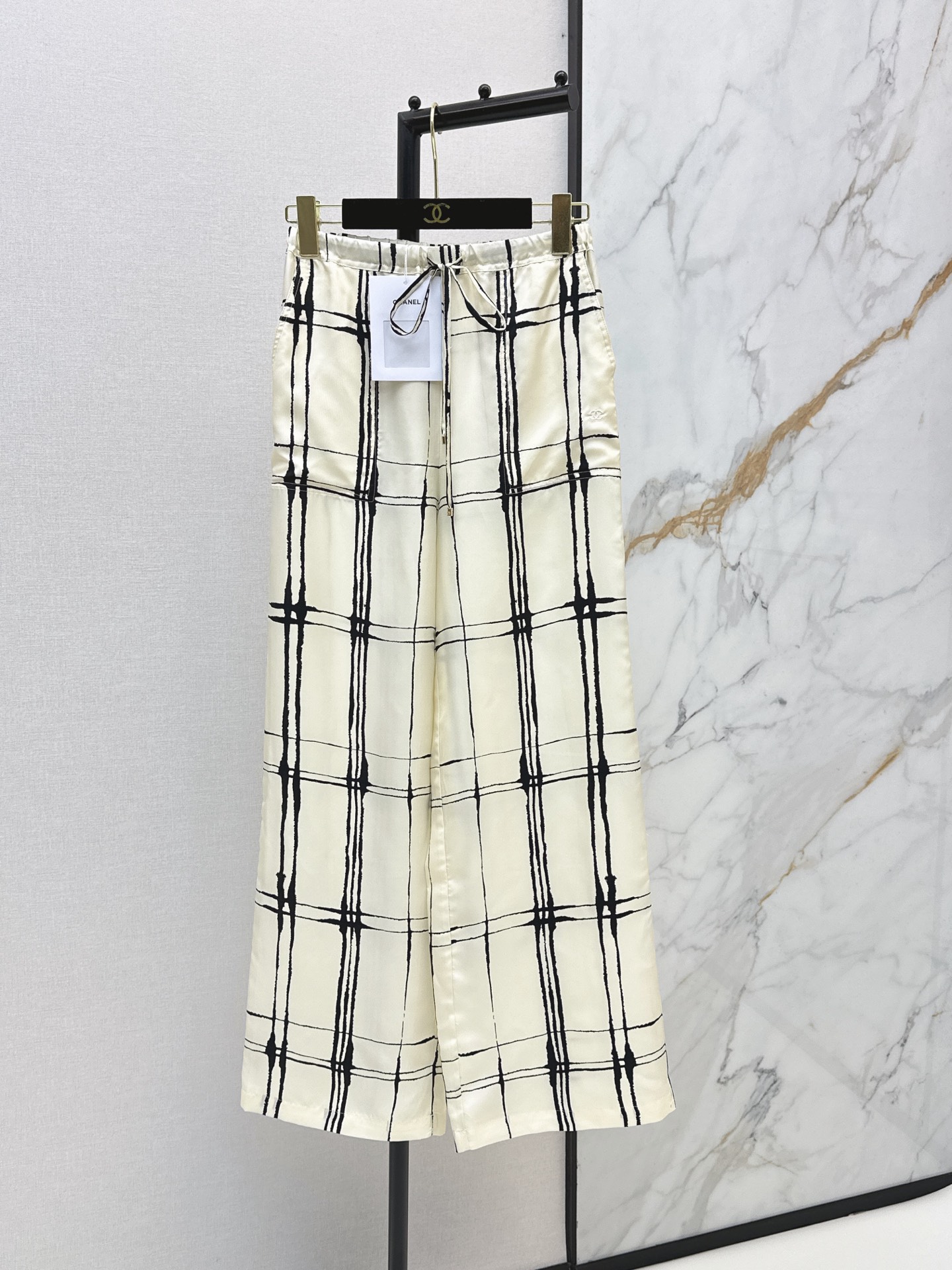 NO:889392,C Home 26Ss————The latest embroidered plaid printed silk pants for spring and summer. Ink line printing has both artistic sense and brand recognition. 100% silk twill fabric. The classic elastic waist straight version is not attractive. The upper body is super slim. Romantic holiday style. A must-have artifact for white and rich beauty. One color sml,,chanel,real silk,19860909C家 26Ss————春夏最新款刺绣格纹印花真丝裤水墨线条印花艺术感与品牌辨识度兼具 百分百真丝斜纹绸面料 经典松紧腰直筒版型不挑人 上身超显瘦 浪漫度假风 白富美必入神器 一色sml,,chanel,real silk,,Women's clothing