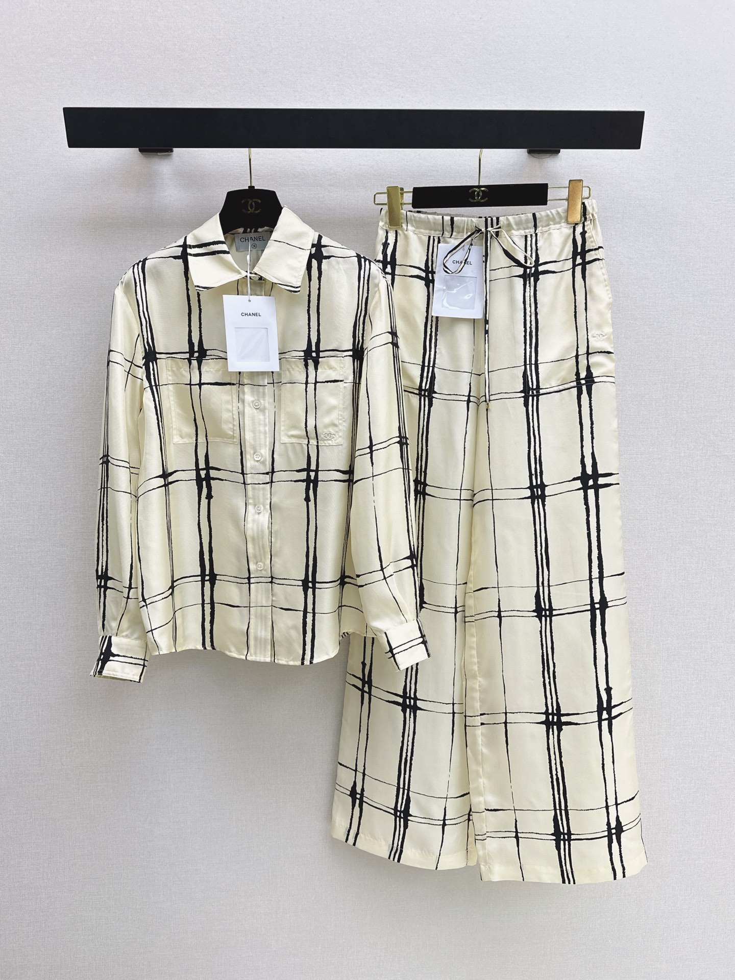 NO:889398,C Home 26Ss————The latest spring and summer embroidered plaid printed silk shirt. Ink line printing has both artistic sense and brand recognition. 100% silk twill. Classic double pocket embroidery embellishment. The loose version is not attractive and the upper body is super slim. Romantic holiday style. White and rich beauty must have artifacts. One color sml,,chanel,shirts,real silk,19860909C家 26Ss————春夏最新款刺绣格纹印花真丝衬衫水墨线条印花艺术感与品牌辨识度兼具 百分百真丝斜纹绸 经典双口袋刺绣点缀 宽松版型不挑人 上身超显瘦 浪漫度假风 白富美必入神器 一色sml,,chanel,shirts,real silk,,Women's clothing