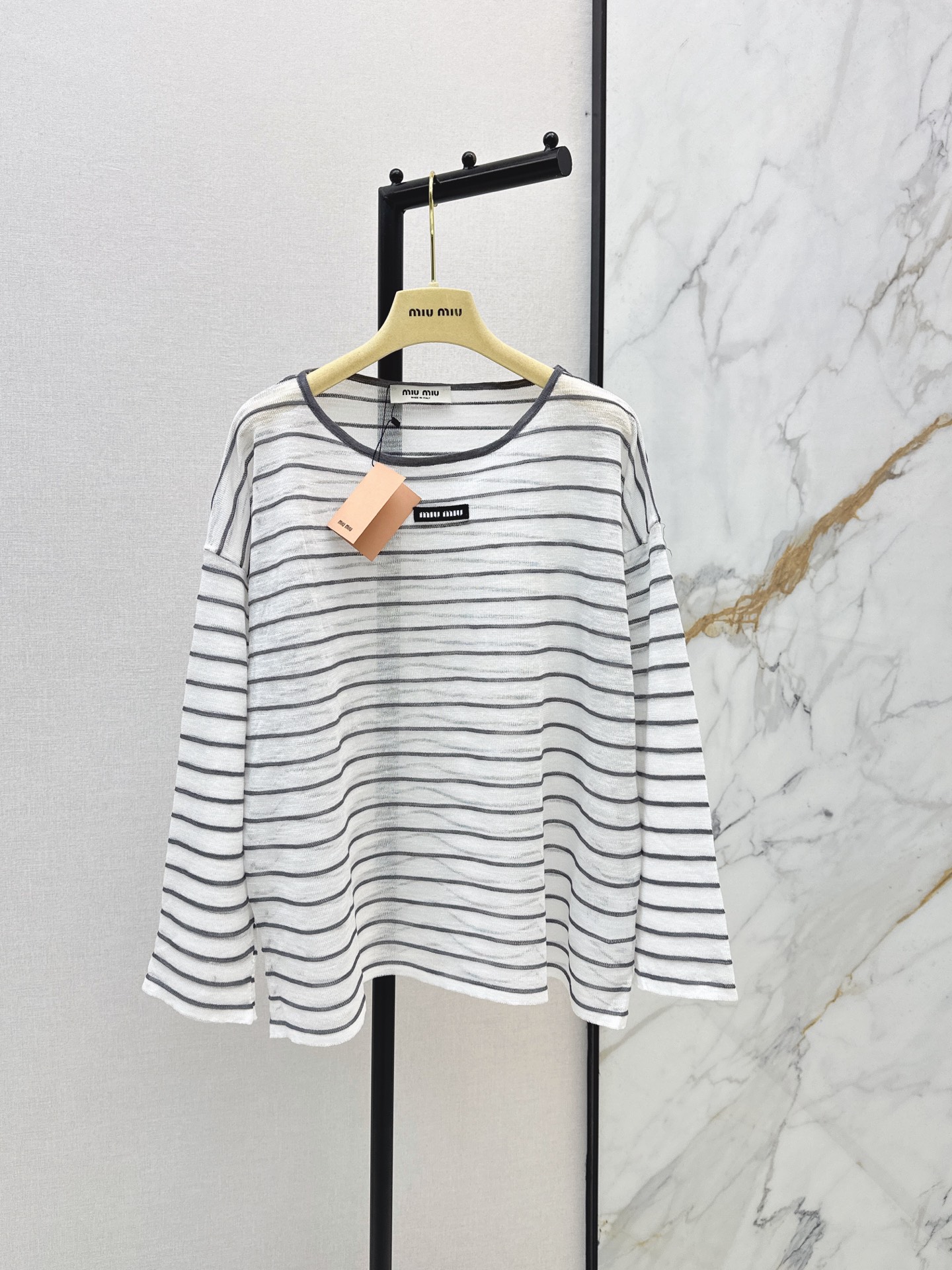 NO:889406,Miu 26Ss————The latest striped round-neck sweater for spring and summer is simple and classic. It is very recognizable. The knitted fabric has good elasticity and is close-fitting and comfortable. It is OK to wear alone or layered in spring and summer. One color sml,,miumiu,19860909Miu 26Ss————春夏最新款条纹圆领针织衫简约又经典 超有辨识度 针织面料弹性好 贴身舒适 春夏单穿或内搭都很OK 一色sml,,miumiu,,Women's clothing