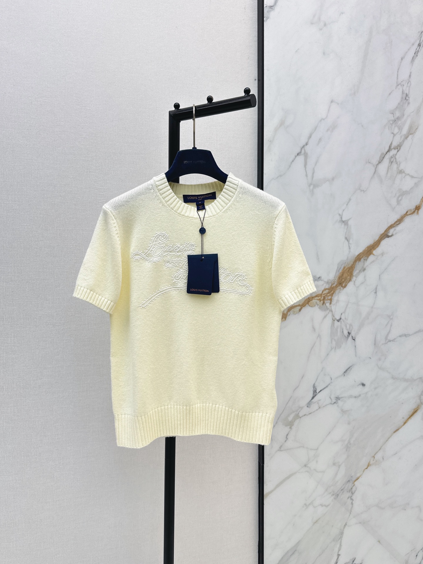 NO:889418,L Family 26Ss————The latest three-dimensional letter embroidered short-sleeved sweater for spring and summer is very suitable for spring wear. The tailoring makes you taller and slimmer. It has a perfect elegant temperament. It can be easily used for commuting and leisure. It goes well with jeans or skirts. It is a versatile item for spring and summer. Two-color sml, Louis Vuitton, skirts, jeans, T-shirt,19860909L家 26Ss————春夏最新款立体字母刺绣短袖针织衫春日穿搭超适合 剪裁显高显瘦 优雅气质满分 通勤休闲都能轻 松驾驭 搭配牛仔裤或裙装都很出彩 是春夏百搭神器 两色sml,,louis vuitton,skirts,jeans,T-shirt,,Women's clothing