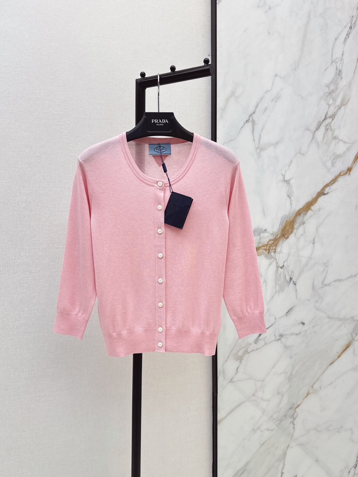 NO:889438,PD 26Ss————The latest spring and summer age-reducing pink U-neck knitted cardigan. The texture is delicate and soft. It is a classic age-reducing item. The shape is not flattering and makes the upper body look slimmer. The perfect item that is a must-have for those who are white, rich and beautiful. The texture is great. One color sml,,19860909PD 26Ss————春夏最新款减龄粉U领针织开衫 质感细腻软糯 经典减龄单品 版型不挑人上身巨显瘦 白富美必收的完美单品 质感超赞 一色sml,,,Women's clothing