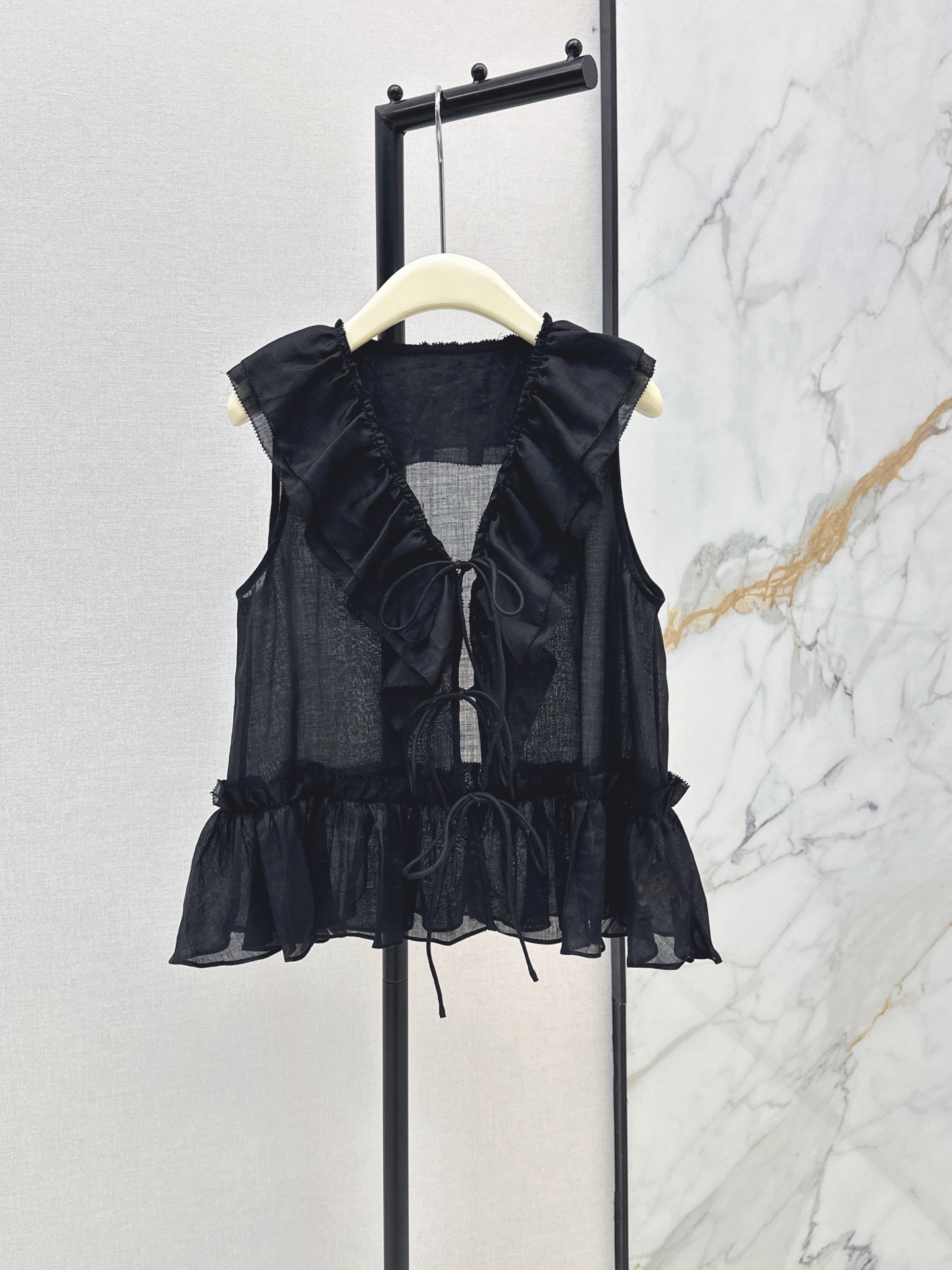 NO:889376,Fashionable niche design 26Ss - the latest French heavy-duty ramie ruffled sleeveless vest for spring and summer. The romantic French style is the keynote. It is an atmospheric artifact in summer wear. The neckline adopts multiple pieces of pleated ruffles. The progressive lace has a three-dimensional fluffy feel. It is gentle and slim. The off-shoulder sleeveless tailoring does not pick up the shoulders. The micro-A profile of the hem easily hides the waist and abdomen.  Three-color smlxl with a cool and noble feel,19860909时髦小众设计 26Ss————春夏最新款法式重工苎麻荷叶边无袖背心 浪漫的法式风格为基调 夏季穿搭里的氛围感神器 领口采用多片拼接的褶皱荷叶边 层层递进的花边自带立体蓬松感 温柔又显瘦 落肩式无袖剪裁 不挑肩型 下摆微A廓形轻松藏住腰腹肉肉 自带清冷贵气感三色smlxl,,,Women's clothing