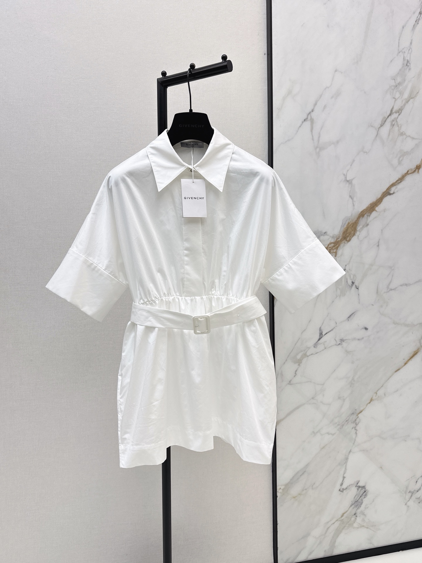 NO:889410,Giv ~ 26Ss————The latest spring and summer waist-cinching shirt dress with off-shoulder three-quarter sleeves + shawl-style back design. The waist tie highlights the waistline. The silhouette of the umbrella skirt is elegant and capable. 100% high-count cotton material. Breathable and comfortable. One-color sml,,skirts,shirts,shawls,19860909Giv ～ 26Ss————春夏最新款收腰衬衫式连衣裙落肩七分袖+披肩式后背设计 腰间系带超显腰线 伞裙廓形优雅又干练 百分百高支棉材质 透气舒适 一色sml,,skirts,shirts,shawls,,Women's clothing