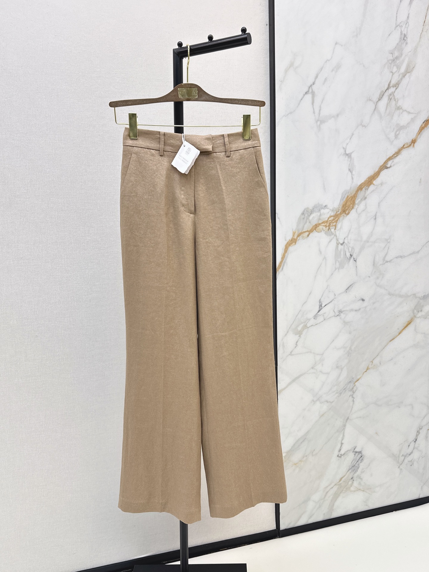 NO:889420,Exclusive first release of Bc 26Ss - the latest fine shiny linen high-waisted trousers for spring and summer. A casual high-end item for old money and lazy commuting. Classic straight wide-leg trousers for a pear-shaped figure. The details of the copper bead chain on the back ear are full of low-key luxury. Imported fabrics are cool and breathable. One color sml,,19860909独家首发 Bc 26Ss————春夏最新款细闪亚麻高腰西裤老钱慵懒通勤随性的高级单品 经典直筒阔腿裤型梨形身材的穿搭天菜 后耳仔的铜珠链细节满满低调奢华 进口面料清凉透气质 一色sml,,,Women's clothing