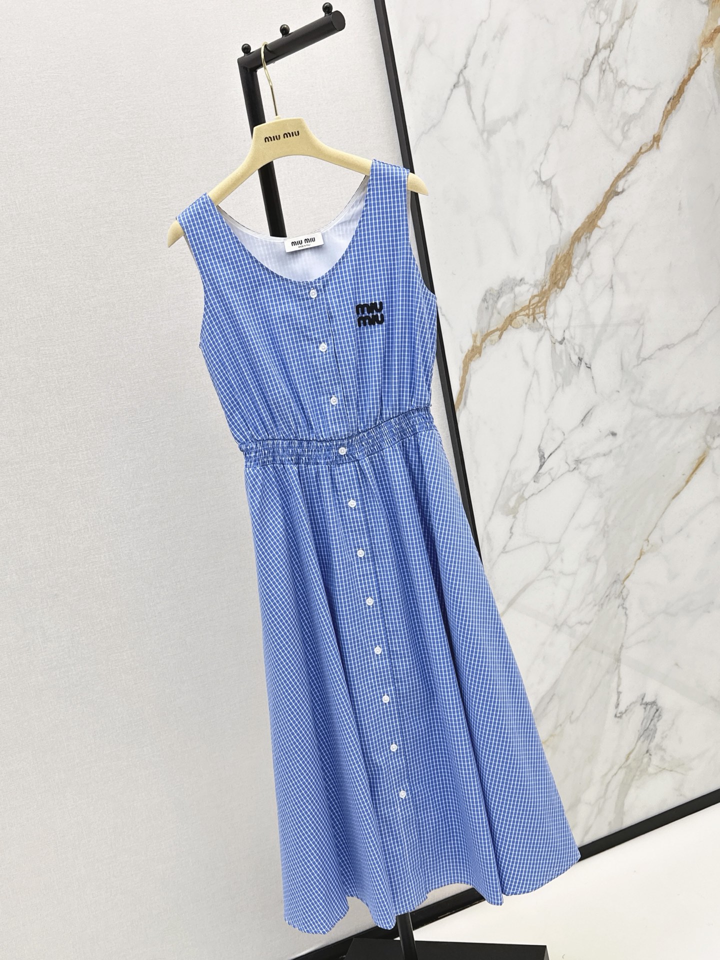 NO:889973,Miu 26Ss - the latest plaid waist dress for spring and summer. The cotton fabric is light and breathable. Fresh plaid + sleeveless design. Super comfortable to wear in summer. The elastic waist modifies the body shape. It looks slim and elegant. Full of details. It can be easily controlled for daily commuting and leisure. Pair with sandals or white shoes. Elegant and casual. Easily get the summer atmosphere. One color sml,,miumiu,sandals,skirts,19860909Miu 26Ss———春夏最新款格纹收腰连衣裙 棉质面料轻盈透气 清新格纹+无袖设计 夏天穿超舒服 腰部松紧修饰身形 显瘦又显气质 细节感满满 日常通勤 休闲都能轻松驾驭 搭配凉鞋或小白鞋 优雅又随性 轻松get夏日氛围感 一色sml,,miumiu,sandals,skirts,,Women's clothing