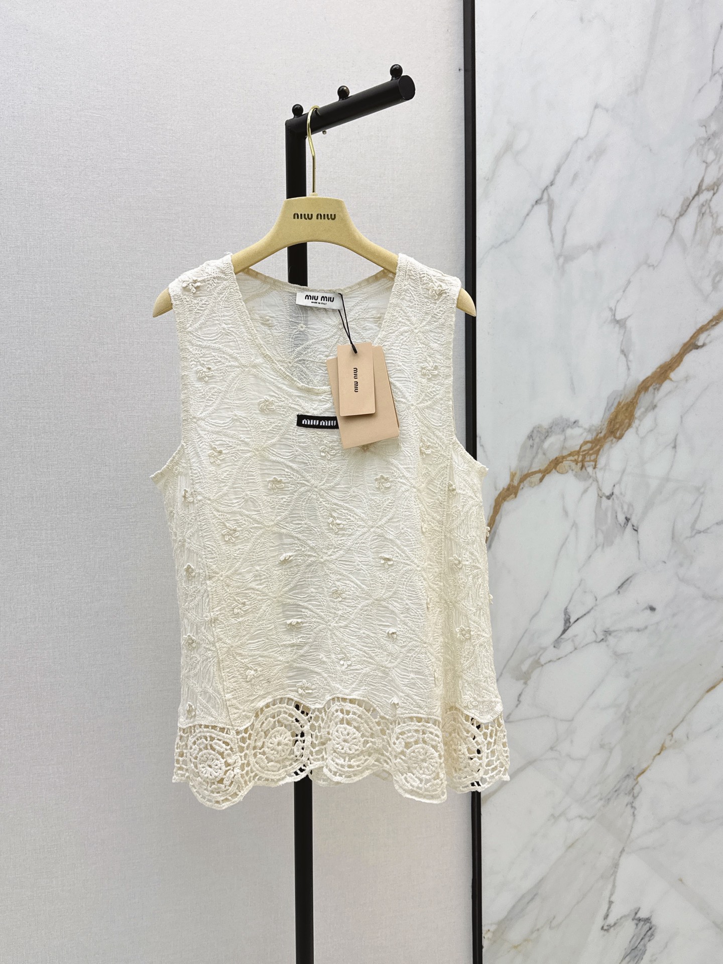 NO:889976,Miu 26Ss————The latest bohemian style crochet vest for spring and summer. Heavy crochet craftsmanship. Lightweight and breathable. Super comfortable to wear in summer. Perfect for layering. It is also beautiful to wear alone. Pair with long skirts or wide-leg pants. It can be easily controlled during vacation and commuting. You can switch between forest style literature and art or bohemian style at will ~ two colors sml,, miumiu, skirts,19860909Miu 26Ss————春夏最新款波西米亚风钩花马甲 重工钩织工艺 轻薄透气 夏天穿超舒服 叠穿层次感满分 单穿也很美 搭配长裙或阔腿裤 度假通勤日常都能轻松驾驭 森系文艺or波西米亚风随心切换～两色sml,,miumiu,skirts,,Women's clothing