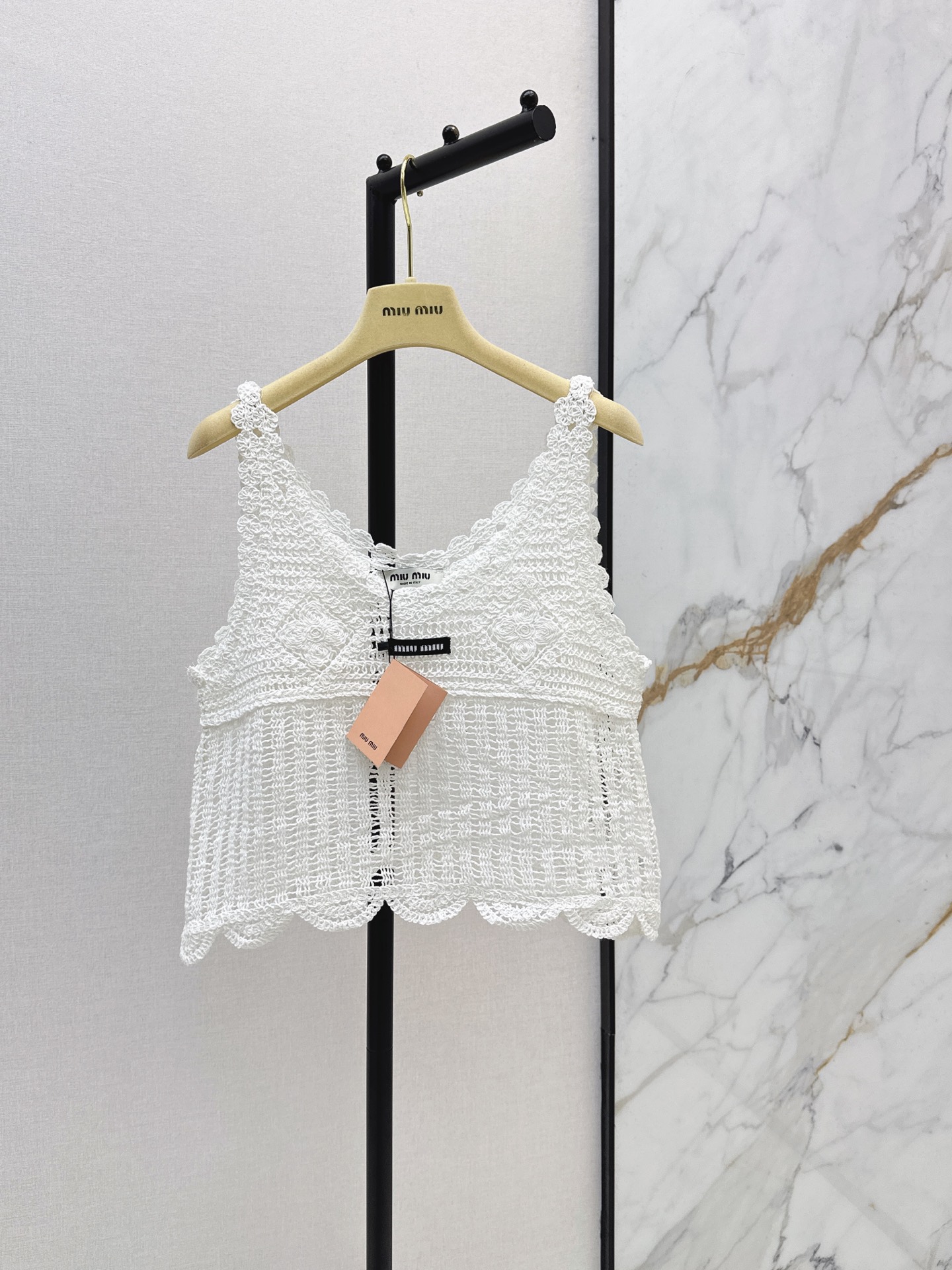 NO:889979,Miu 26Ss - the latest spring and summer logo letter sweater, super nice color, full of vacation feelings, so photogenic, light and thin yarn, the upper body is breathable and not stuffy, looks slim and hides fat, the first choice for vacation, one color sml,,miumiu,19860909Miu 26Ss——春夏最新款logo字母针织衫超好看的颜色 满满的度假Feel 拍照太出片了 轻薄纱线 上身透气不闷热 显瘦藏肉 度假首选 一色sml,,miumiu,,Women's clothing