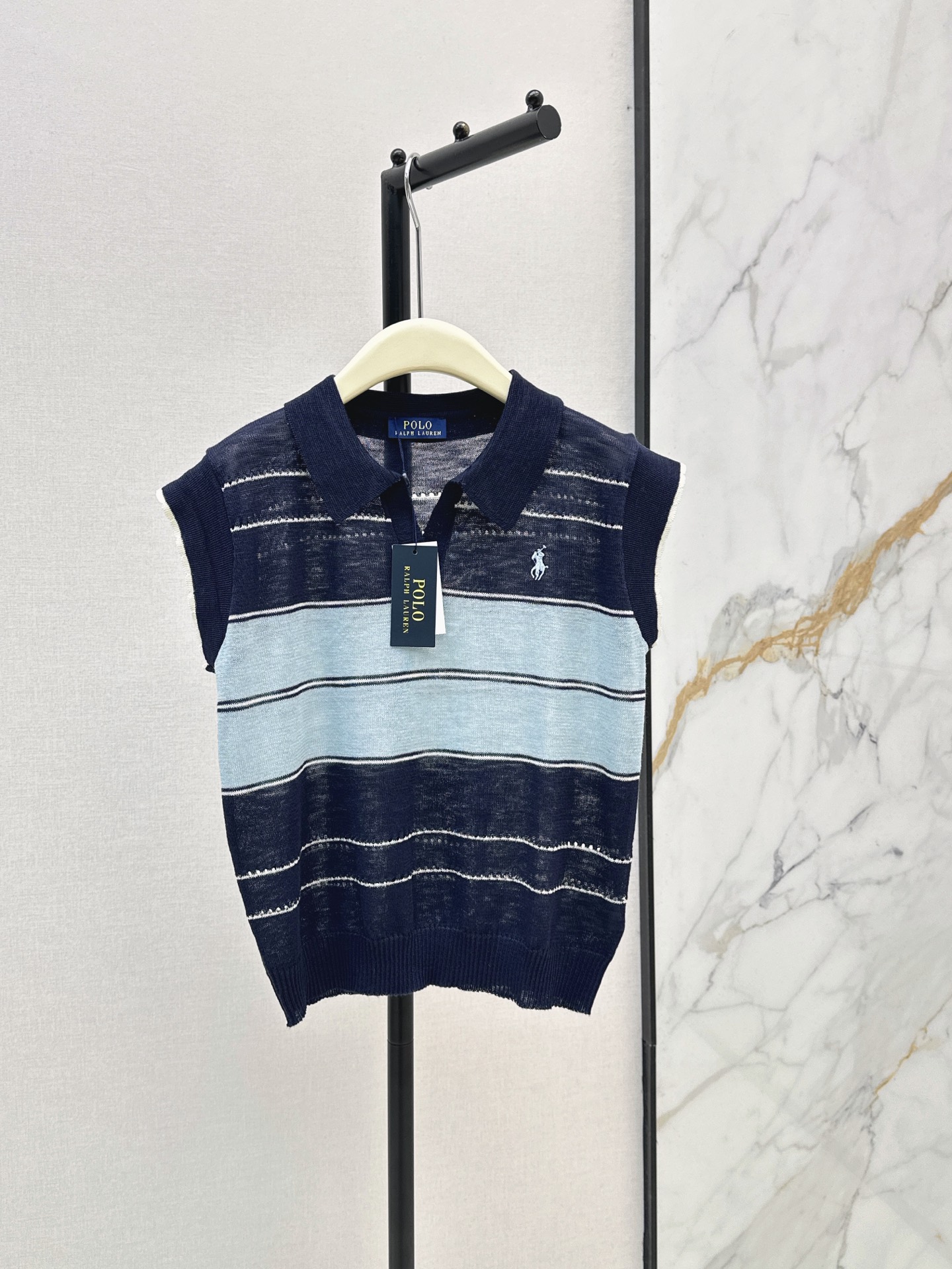 NO:889992,RL 26Ss————The latest classic logo embroidered lapel knitted top with embroidery. Simple and easy to wear. It goes well with pants or skirts. Polo lapel design. Classic logo embroidered on the chest. Thin yarn is not stuffy. Two-color sml,,skirts,19860909RL 26Ss————刺绣最新款经典logo刺绣翻领针织上衣 简约又好穿 搭配裤子或者半裙都OK Polo翻领设计 胸前刺绣经典logo装饰 轻薄的纱线不闷热 两色sml,,skirts,,Women's clothing