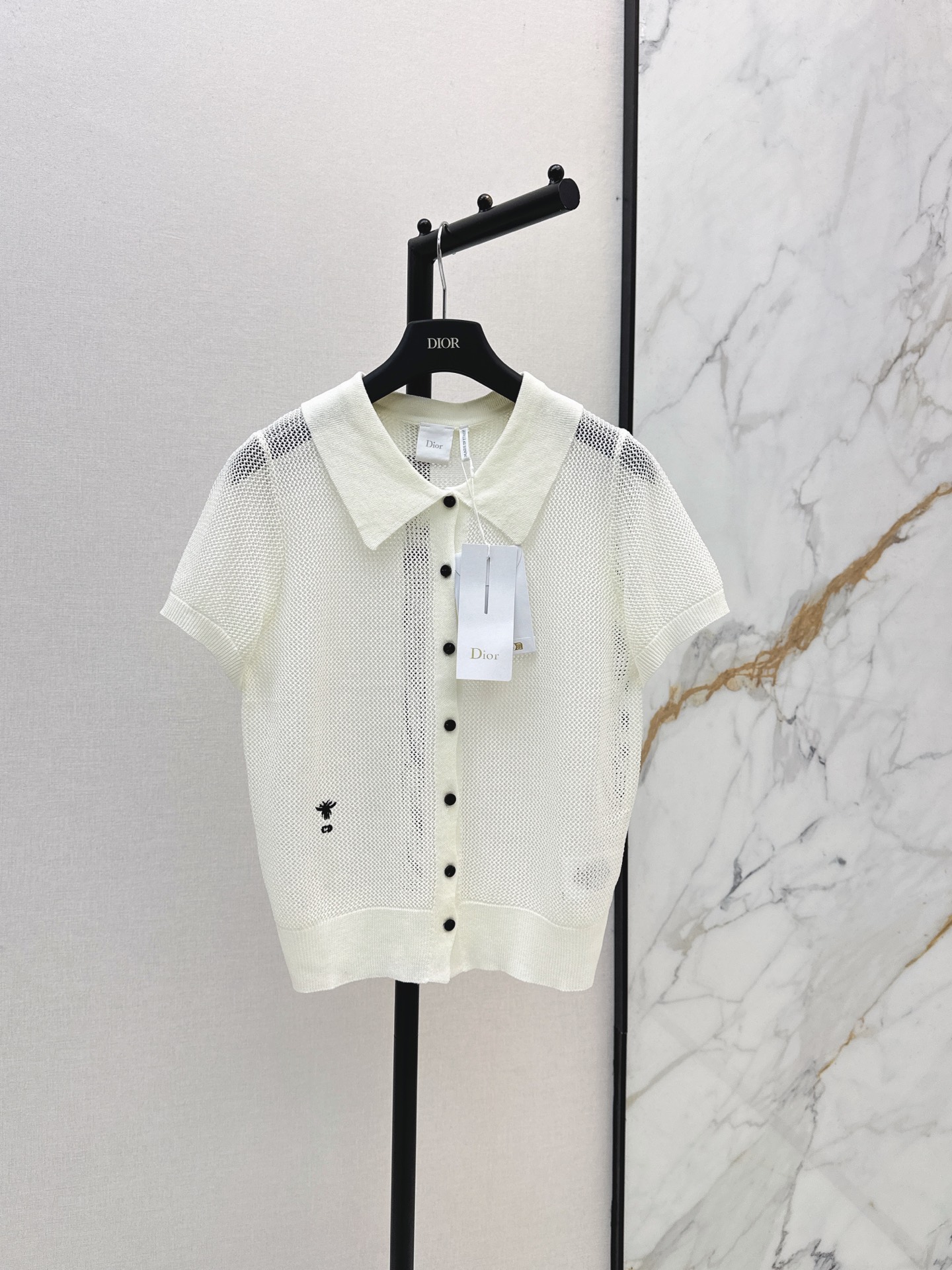 NO:889997,CD 26Ss————The latest classic logo embroidered lapel knitted top for spring and summer. Simple and easy to wear. It goes well with pants or skirts. Polo lapel design. Classic logo embroidery on the chest. Thin yarn is not stuffy. Two-color sml,,skirts,19860909CD 26Ss————春夏最新款经典logo刺绣翻领针织上衣 简约又好穿 搭配裤子或者半裙都OK Polo翻领设计 胸前刺绣经典logo装饰 轻薄的纱线不闷热 两色sml,,skirts,,Women's clothing