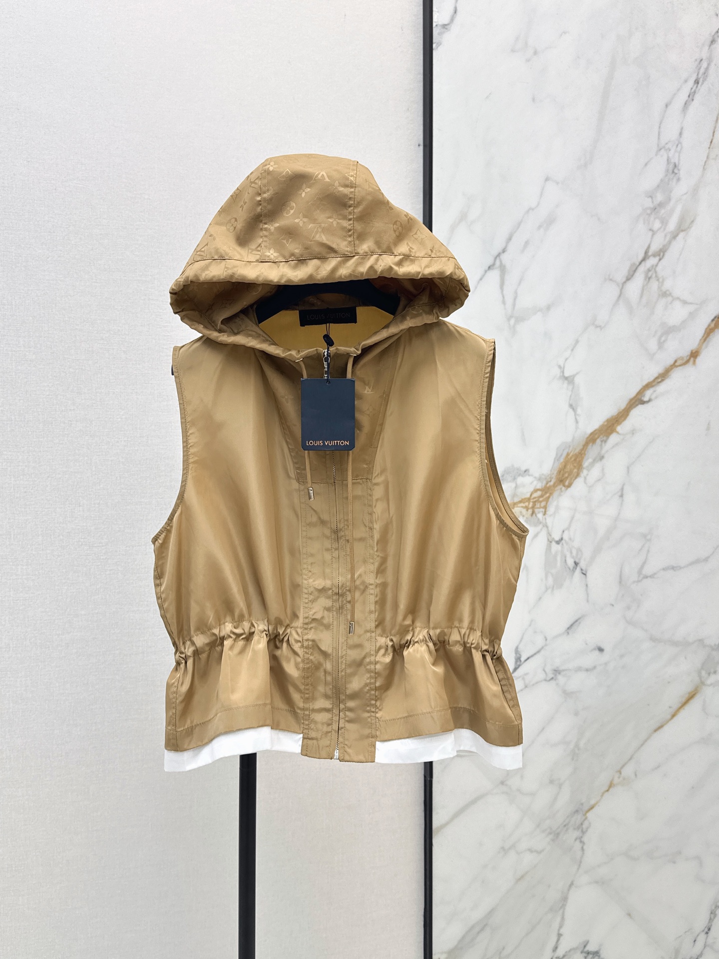 NO:890002,L's 26Ss - the latest hooded vest jacket for spring and summer. Special material with texture. Great attention to every small detail. Just the right sense of high-end. Three-dimensional tailoring makes the upper body of the garment more refined and western. The real thing is great. One color sml,, louis vuitton, jackets & coats, hats,19860909L家 26Ss———春夏最新款连帽背心外套 特殊材质有肌理感 每个小细节都非常注重 恰到好处的高级感 立体剪裁 让成衣上身更为精致洋气 实物太赞啦 一色sml,,louis vuitton,jackets & coats,hats,,Women's clothing