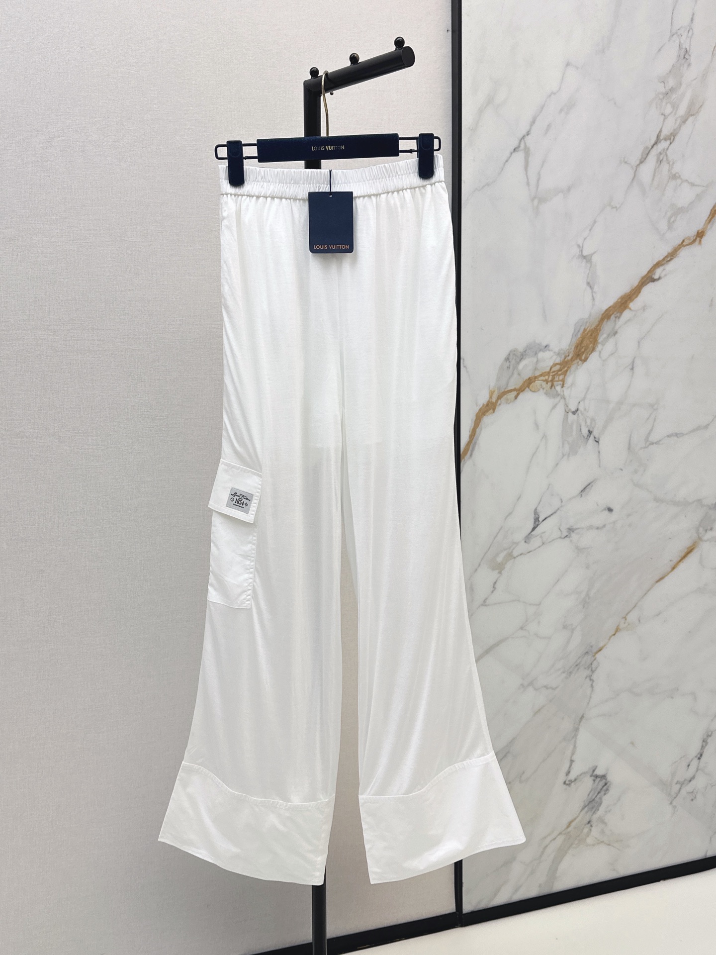 NO:889971,L Family 26Ss————The latest MONOGRAM splicing design workwear casual pants for spring and summer, elastic waistband, soft and light cotton fabric splicing, wide-feeling shirt fabric, wide-leg straight pants design, casual and high-end, not picky about the upper body, making the body slimmer, one color sml,, louis vuitton, shirts,19860909L家 26Ss————春夏最新款MONOGRAM拼接设计工装休闲裤橡筋腰头软糯轻盈的纯棉面料拼接挺阔感衬衫面料 阔腿直筒裤版型设计 随性高级感 不挑人上身巨显瘦 一色sml,,louis vuitton,shirts,,Women's clothing
