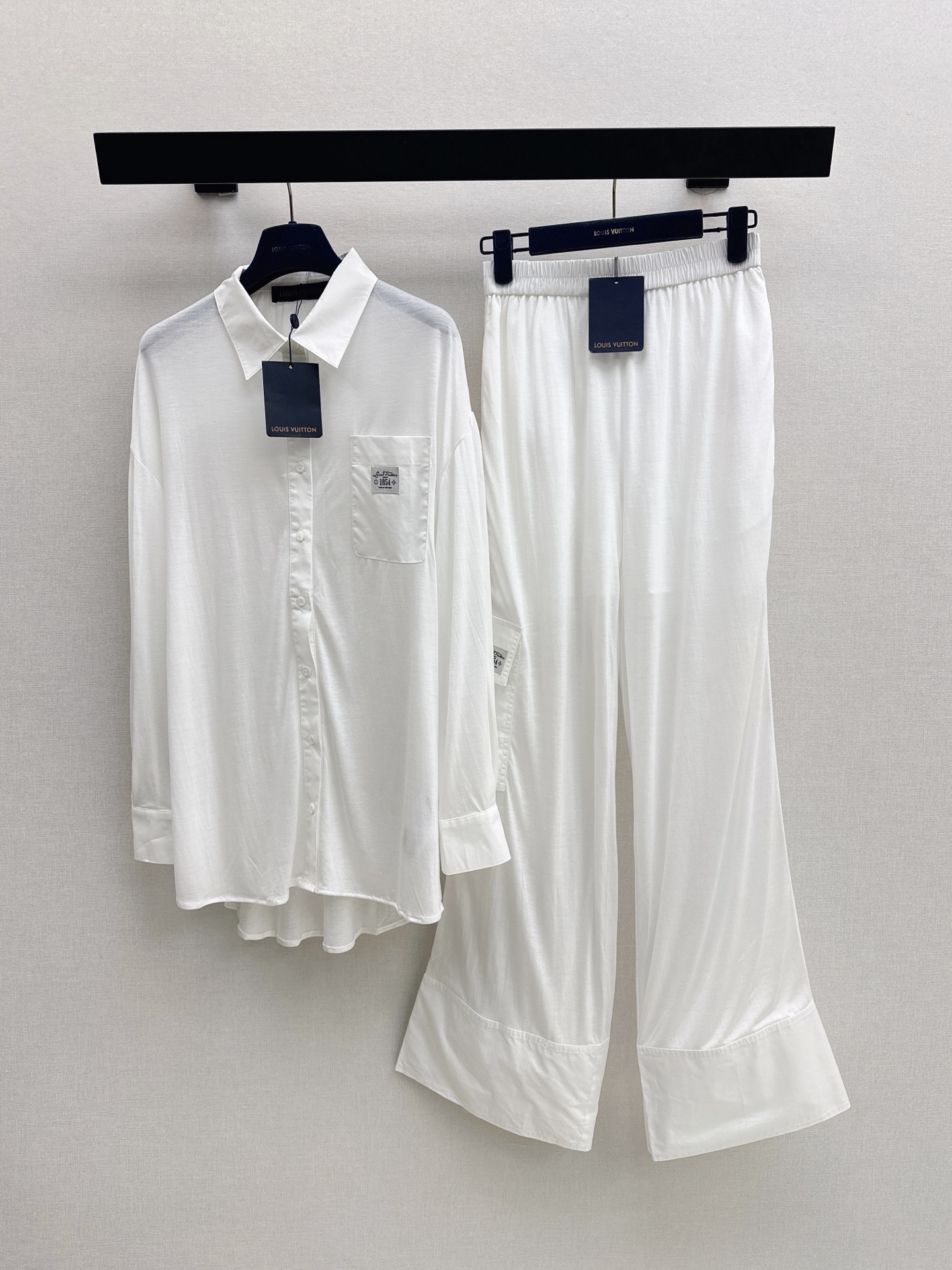NO:889974,L Family 26Ss - the latest spring and summer MONOGRAM splicing design sun protection shirt, soft, waxy and light pure cotton fabric, leader splicing, wide-feeling shirt fabric, loose version design, casual and high-end, not picky about the upper body, making the body slimmer, one color sml,, louis vuitton, shirts,19860909L家 26Ss———春夏最新款MONOGRAM拼接设计防晒衬衫软糯轻盈的纯棉面料领袖拼接挺阔感衬衫面料 宽松版型设计随性高级感 不挑人上身巨显瘦 一色sml,,louis vuitton,shirts,,Women's clothing