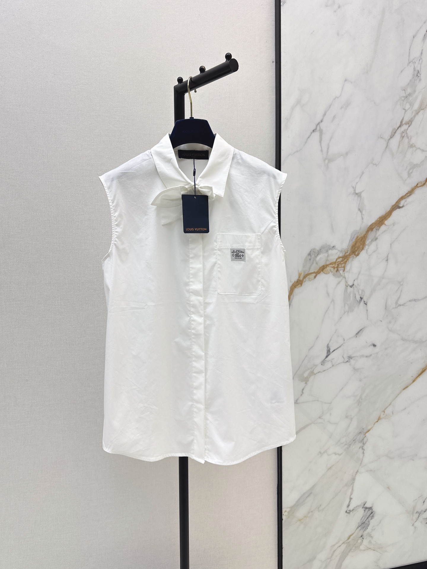 NO:889977,L Family 26Ss————The latest spring and summer MONOGRAM detachable bow tie design long vest shirt, delicate and wide pure cotton shirt fabric, loose version design, casual and high-end sense, not picky about the upper body, slimming, one color sml,, louis vuitton, shirts,19860909L家 26Ss————春夏最新款MONOGRAM可拆卸蝴蝶领结设计长款背心衬衫细腻挺阔的纯棉衬衫面料 宽松版型设计随性高级感 不挑人上身巨显瘦 一色sml,,louis vuitton,shirts,,Women's clothing