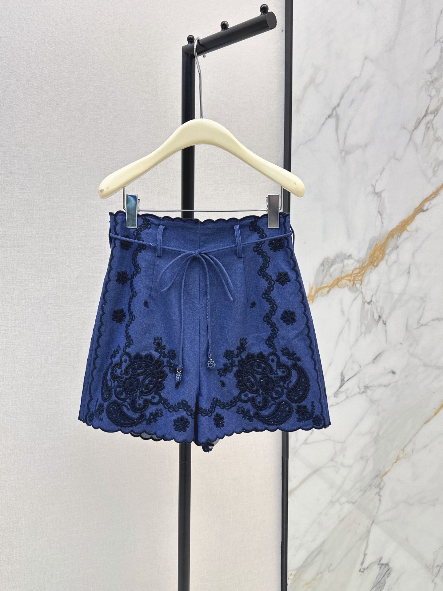 NO:889980,Zim 26Ss————The latest holiday fan-shaped embroidered high-waisted denim shorts for spring and summer, heavy craftsmanship, all-over paisley flower hollow embroidered denim fabric, wide and comfortable texture, flower pendant belt with small A-shaped upper body, making the body slim and tall, beautiful to the bone, French elegant and romantic temperament, one color ready for sale smlxl,,shorts,19860909Zim 26Ss————春夏最新款度假风扇形刺绣高腰牛仔短裤重工艺通体佩斯利花卉镂空刺绣牛仔面料 质感挺阔舒适 花朵吊坠腰带搭配小A版型上身显瘦又高挑 美到入骨的法式优雅浪漫气质 一色现货发售smlxl,,shorts,,Women's clothing