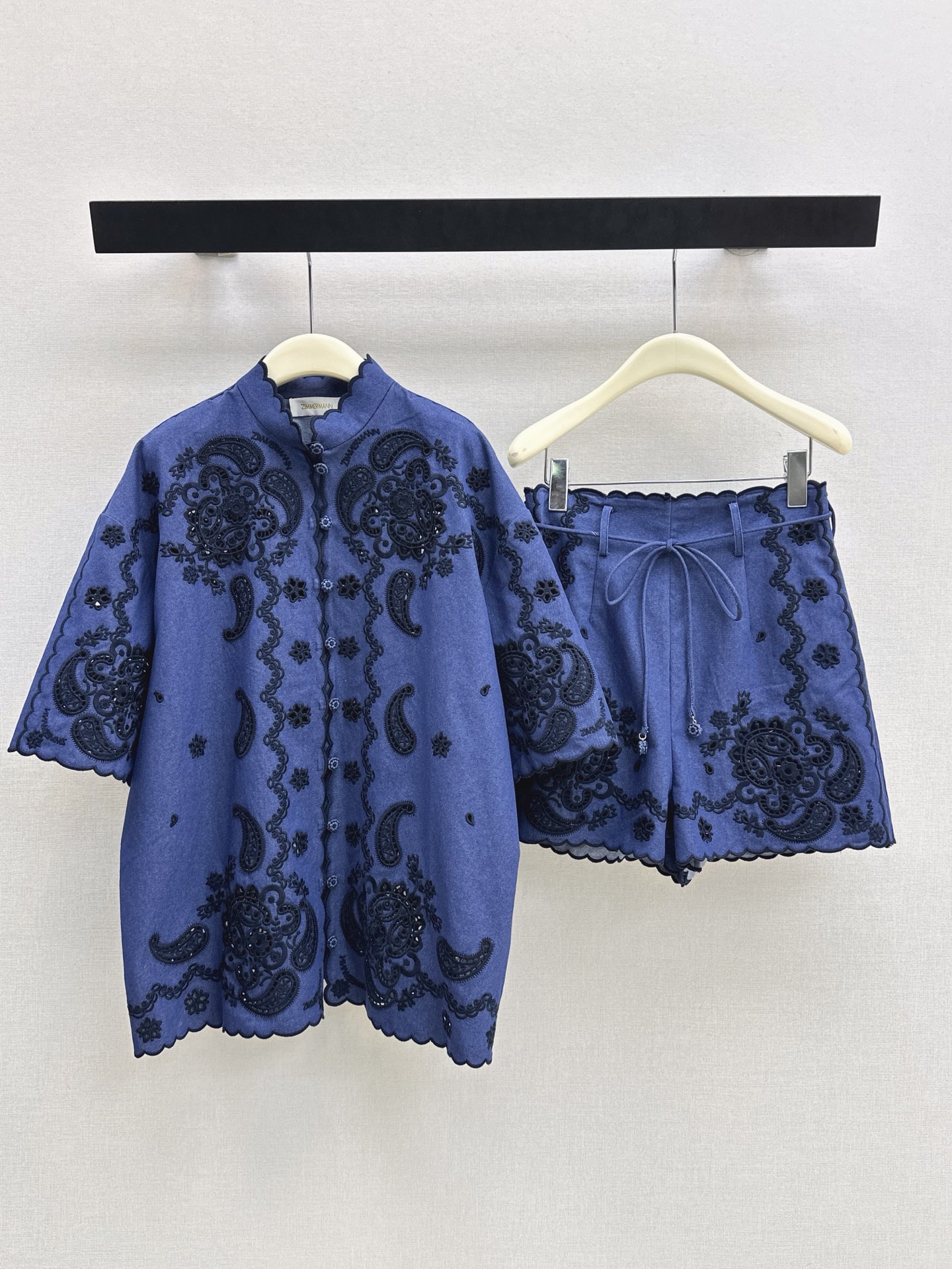 NO:889983,Zim 26Ss————The latest spring and summer debut fan-shaped embroidered denim short-sleeved shirt with heavy craftsmanship, all-over paisley floral hollow embroidered denim fabric, wide and comfortable texture, exquisite flower buttons, stand-up collar, loose H-shaped upper body, casual and versatile, casual, elegant, romantic and retro temperament. Recommended to match. One color ready for sale smlxl,, shirts, T-shirt,19860909Zim 26Ss————春夏最新款首发度假风扇形刺绣牛仔短袖衬衫重工艺通体佩斯利花卉镂空刺绣牛仔面料 质感挺阔舒适 精致的花朵纽扣 立领宽松H版型上身随性百搭 休闲优雅浪漫复古气质 推荐一套搭配 一色现货发售smlxl,,shirts,T-shirt,,Women's clothing