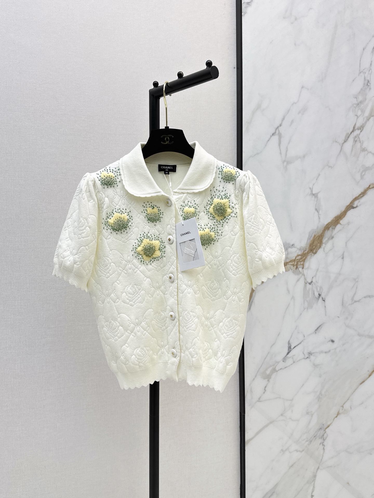 NO:889989,C Home 26Ss————The latest three-dimensional flower-decorated lapel short-sleeved sweater for spring and summer. Three-dimensional camellia pattern fabric. Super detailed. Lapel + short-sleeved tailoring. Super breathable for spring and summer. It outlines the figure. It is great to wear alone or layered. French elegance is easy to achieve~ Two-color sml, chanel, T-shirt,19860909C家 26Ss————春夏最新款立体花朵装饰翻领短袖针织衫立体山茶花图案面料 超有细节感 翻领+短袖剪裁 春夏穿超透气 勾勒身形 单穿或内搭都很出彩 法式优雅气质轻松拿捏～ 两色sml,,chanel,T-shirt,,Women's clothing