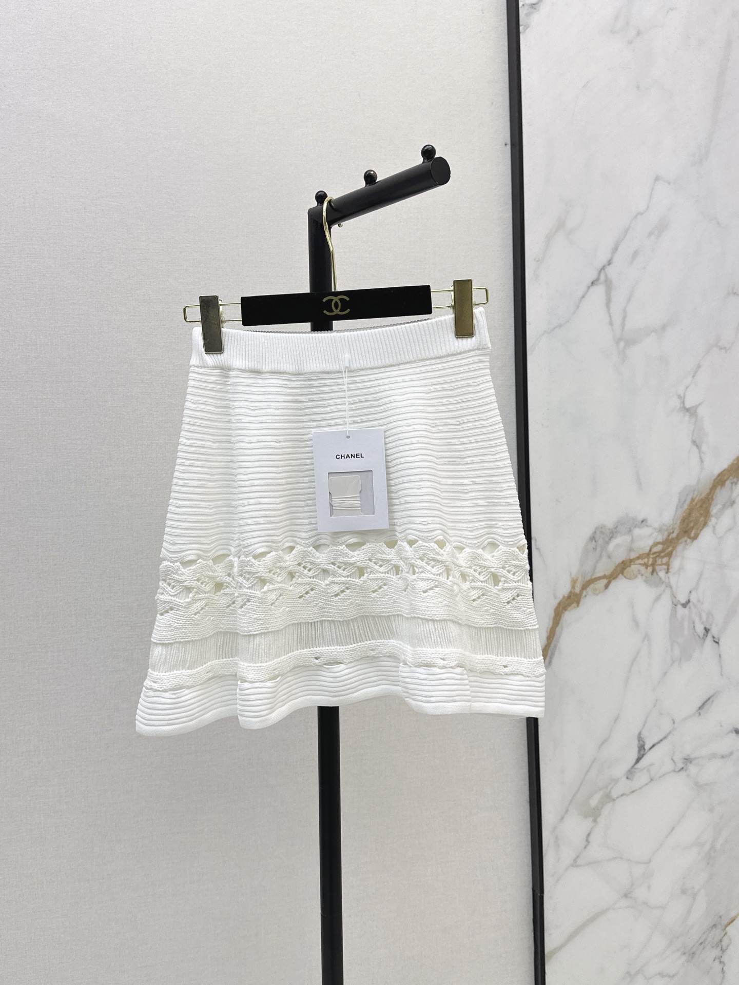 NO:889994,C Home 26Ss————The latest spring and summer hollow knitted skirt is light and breathable. The geometric hollow texture is super design. It is soft and shows the waist line. The long skirt is slim-fitting and has hollow details on the skirt. It has perfect elegance and temperament. It can be easily controlled for daily commuting, dating and vacation. Paired with light-colored bags and shoes, the gentle atmosphere is directly full~ One color sml,,chanel,skirts,19860909C家 26Ss————春夏最新款镂空针织半裙轻薄透气 几何镂空纹理超有设计感 柔美又显腰线 长裙修身剪裁 裙摆镂空细节 优雅气质满分 日常通勤约会度假都能轻松驾驭 搭配浅色包包和单鞋 温柔氛围感直接拉满～ 一色sml,,chanel,skirts,,Women's clothing