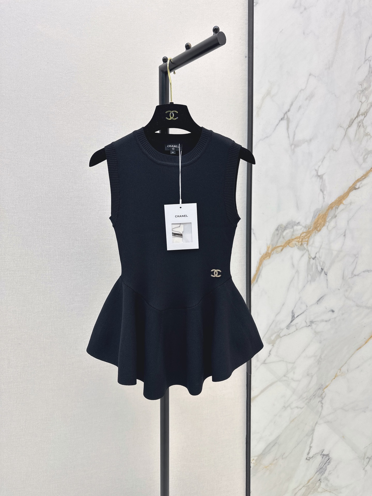 NO:890004,C Home 26Ss————The latest three-dimensional waisted sleeveless sweater for spring and summer, sleeveless and ruffled hem cut. Super breathable for spring and summer. It outlines the figure. It is great to wear alone or layered. French elegance is easy to achieve~ One color sml,,chanel,19860909C家 26Ss————春夏最新款立体收腰无袖针织衫无袖荷叶下摆剪裁 春夏穿超透气 勾勒身形 单穿或内搭都很出彩 法式优雅气质轻松拿捏～ 一色sml,,chanel,,Women's clothing