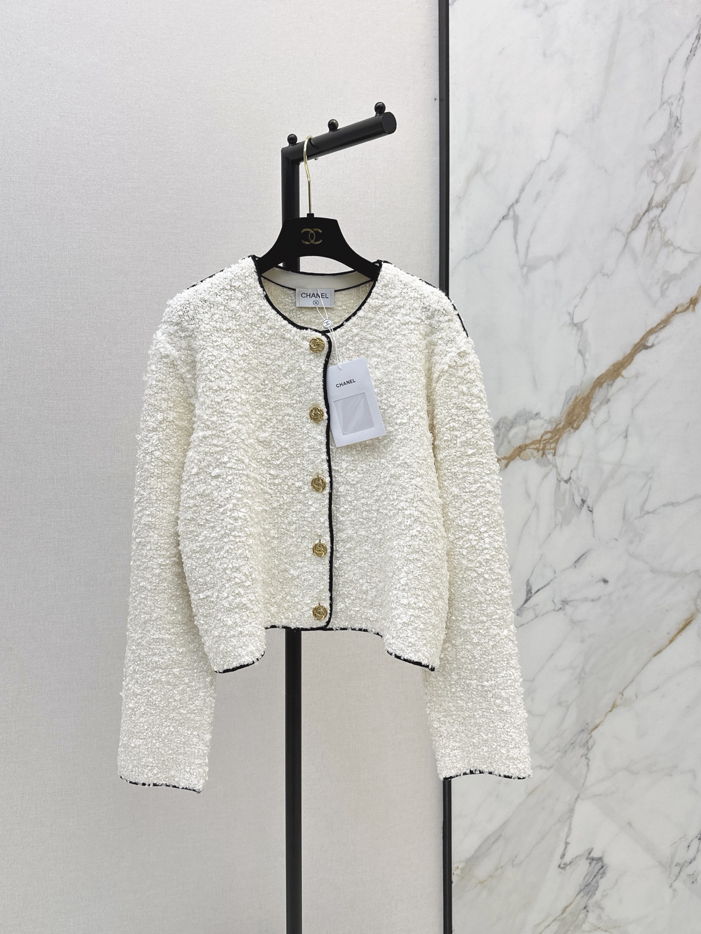 NO:890008,C Home 26Ss————The latest spring and summer style contrasting edge knitted cardigan with yarn developed by yb. Silk blend is soft and crisp, simple and elegant. The golden double C logo buttons are super recognizable. The short cut is neat and can be easily worn in daily or formal occasions. One color sml,,chanel,real silk,19860909C家 26Ss————春夏最新款撞色镶边针织开衫yb开发纱线 真丝混纺柔软又挺括 简约优雅 金色双C标志纽扣超有辨识度 短款剪裁利落 日常或正式场合都能轻松驾驭 一色sml,,chanel,real silk,,Women's clothing