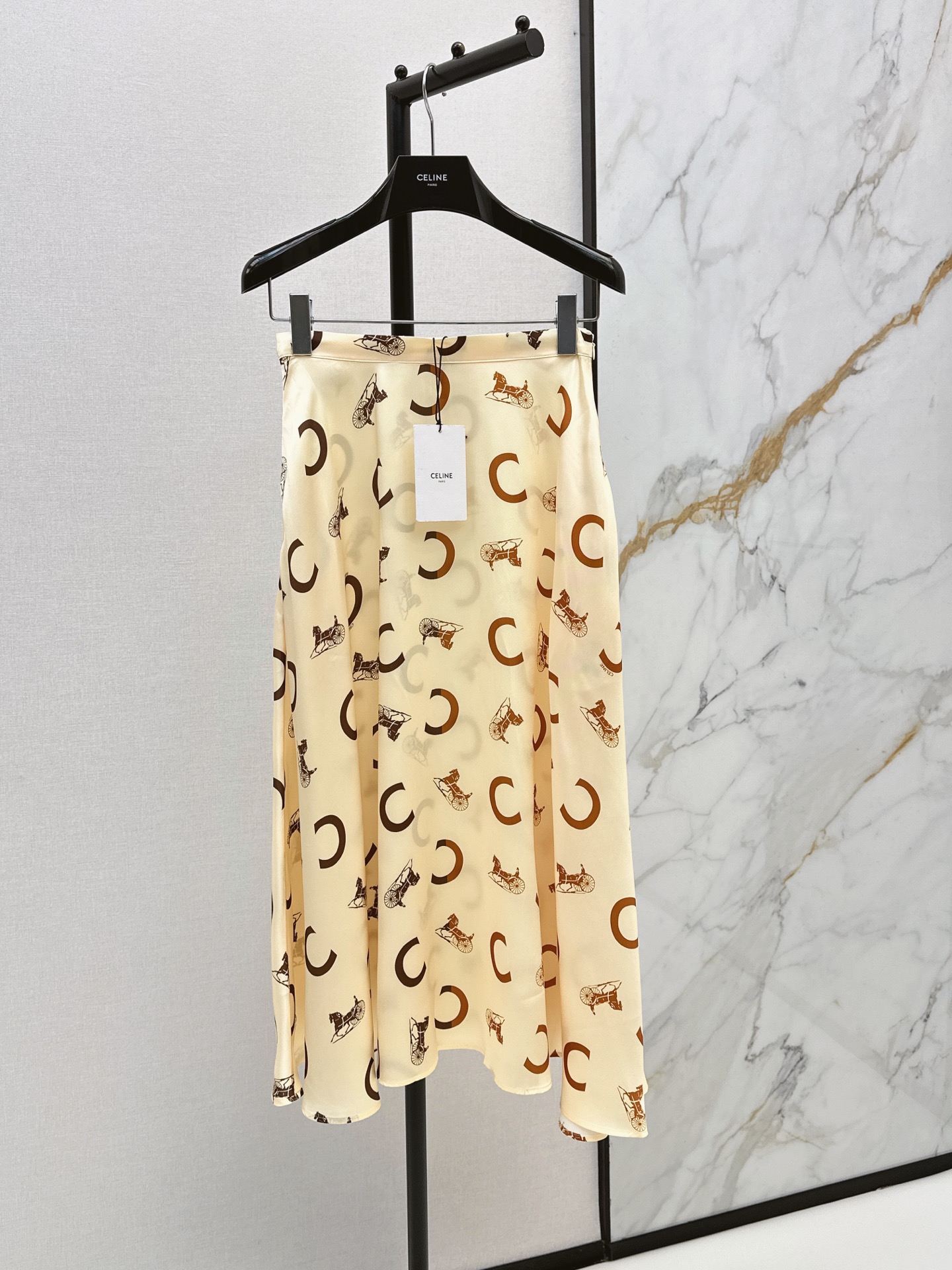 NO:890014,Ce 26Ss————The latest spring and summer 2C-shaped carriage print skirt is made of light and smooth fabric. Breathable and comfortable. Super comfortable to wear in summer. C letter + carriage print. Retro and fashionable. High-waisted A-shaped design. Modify the waistline to optimize body proportions. The skirt is draped and smart. You can grasp the elegant temperament ~ two-color sml,,skirts,19860909Ce 26Ss————春夏最新款2C字马车印花半裙轻盈光滑面料 透气舒适 夏天穿超舒服 C字母+马车印花 复古又时髦辨识度满分 高腰A版型设计 修饰腰线优化身材比例 裙摆垂坠灵动 优雅气质拿捏住～两色sml,,skirts,,Women's clothing