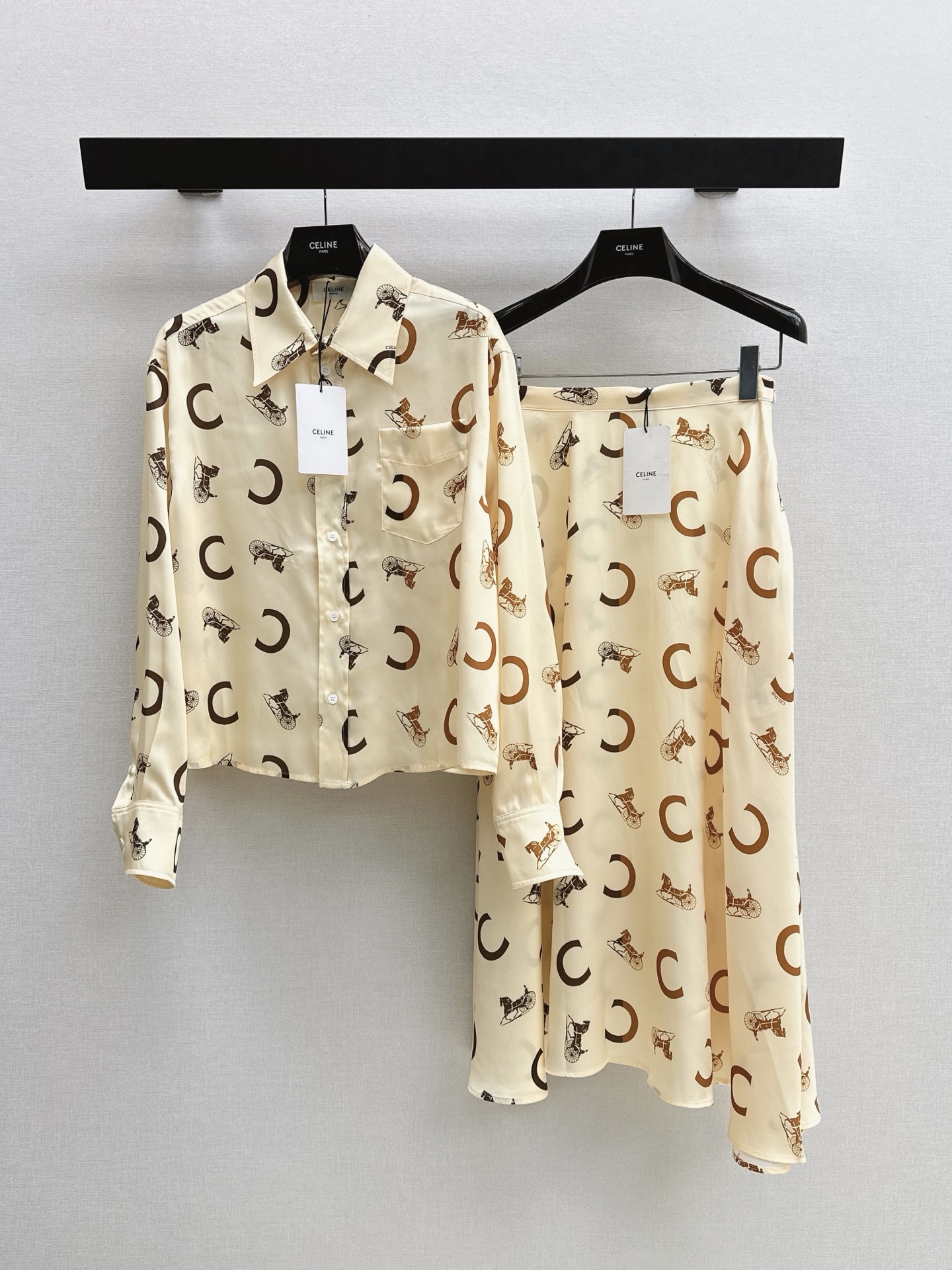 NO:890023,Ce 26Ss————The latest spring and summer C-shaped horse-drawn carriage print shirts are made of light, smooth fabric and are soft and comfortable. Suitable for daily or casual wear. C-shaped and horse-drawn patterns are fun and fashionable. Loose fit + short cut. Match with high-waist pants or series of skirts to show your body proportions. Iconic design. Full of fashion sense. Easily create a personalized look. Two-color sml,,skirts,shirts,19860909Ce 26Ss————春夏最新款C字马车印花衬衫轻薄光滑面料柔软舒适 适合日常或休闲场合穿搭 C字和车马图案 趣味又时髦 宽松版型+短款剪裁 搭配高腰裤或系列半裙超显身材比例 标志性设计 时尚感满满 轻松打造个性造型 两色 sml,,skirts,shirts,,Women's clothing