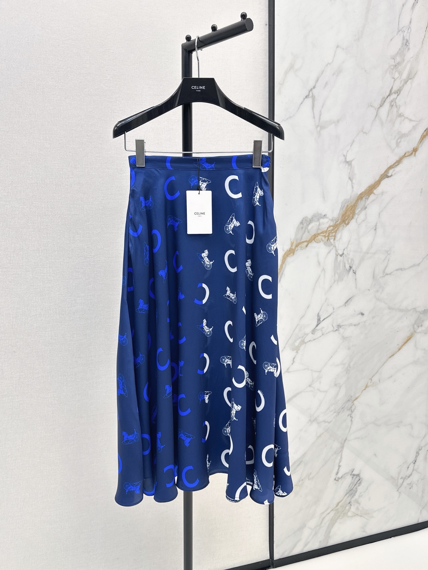 NO:890029,Ce 26Ss————The latest spring and summer 2C-shaped carriage print skirt is made of light and smooth fabric. Breathable and comfortable. Super comfortable to wear in summer. C letter + carriage print. Retro and fashionable. High-waisted A-shaped design. Modify the waistline to optimize body proportions. The skirt is draped and smart. You can grasp the elegant temperament ~ two-color sml,,skirts,19860909Ce 26Ss————春夏最新款2C字马车印花半裙轻盈光滑面料 透气舒适 夏天穿超舒服 C字母+马车印花 复古又时髦辨识度满分 高腰A版型设计 修饰腰线优化身材比例 裙摆垂坠灵动 优雅气质拿捏住～两色sml,,skirts,,Women's clothing