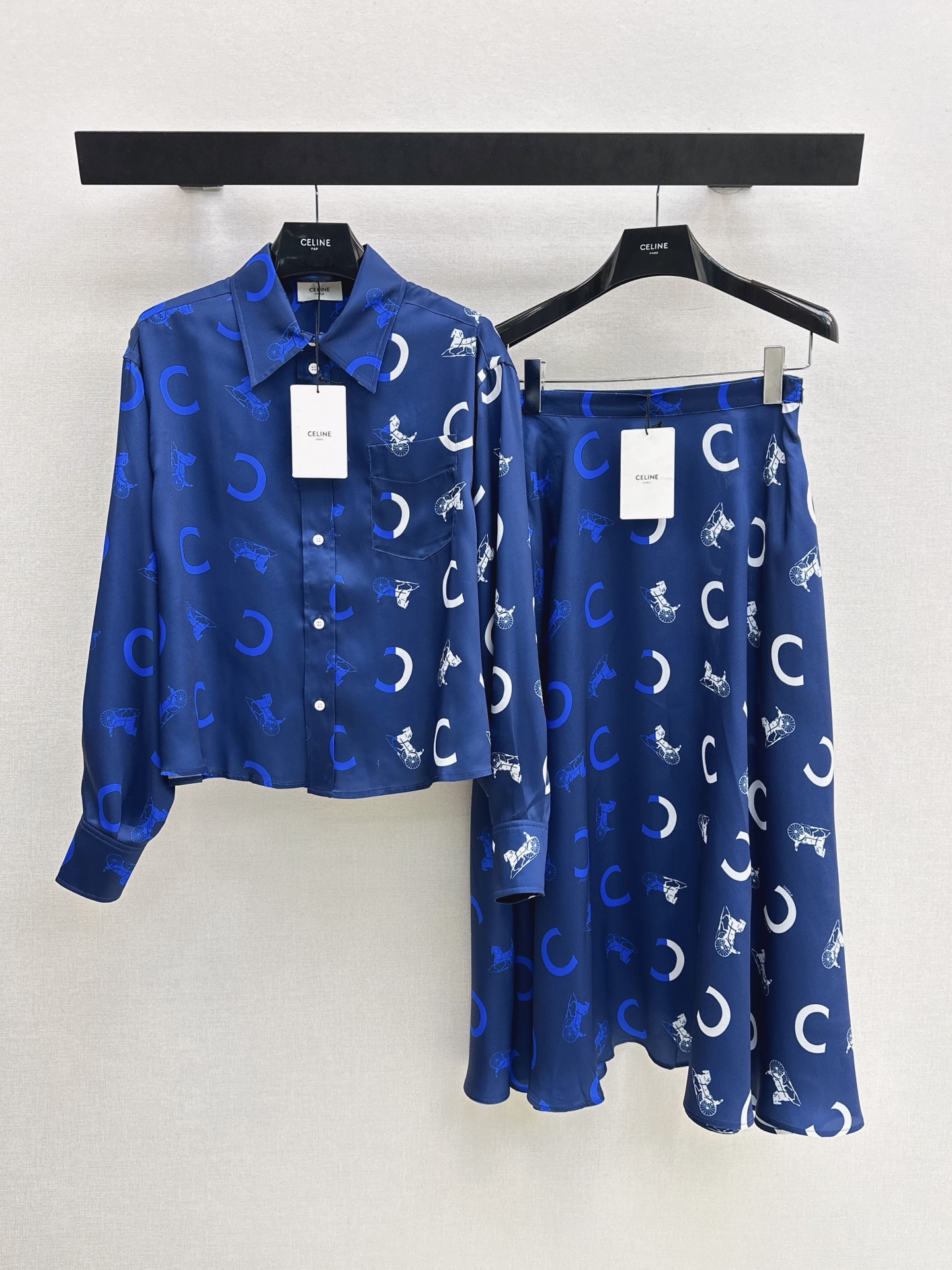 NO:890034,Ce 26Ss————The latest spring and summer C-shaped horse-drawn carriage print shirts are made of light, smooth fabric and are soft and comfortable. Suitable for daily or casual wear. C-shaped and horse-drawn patterns are fun and fashionable. Loose fit + short cut. Match with high-waist pants or series of skirts to show your body proportions. Iconic design. Full of fashion sense. Easily create a personalized look. Two-color sml,,skirts,shirts,19860909Ce 26Ss————春夏最新款C字马车印花衬衫轻薄光滑面料柔软舒适 适合日常或休闲场合穿搭 C字和车马图案 趣味又时髦 宽松版型+短款剪裁 搭配高腰裤或系列半裙超显身材比例 标志性设计 时尚感满满 轻松打造个性造型 两色 sml,,skirts,shirts,,Women's clothing
