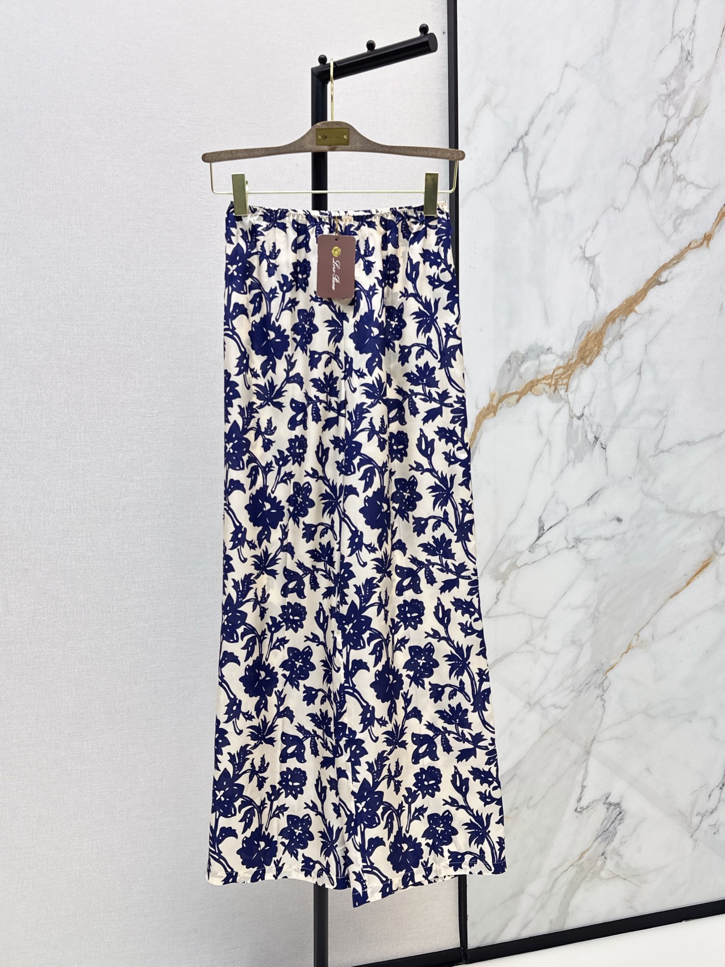 NO:890040,LP 26Ss————The latest blue and white floral printed silk trousers for spring and summer. Blue and white base with dark blue flowers. Full of oriental charm. The silk fabric is light and breathable. The drape and luster are great. Super comfortable to wear in summer. Loose straight + elastic waist. Modify the leg shape and feel comfortable. It can be easily controlled in daily holiday parties. Pair it with a white shirt or a series of shirts. The elegant temperament is straight away~One Color 38/40/42,,loro piana,shirts,real silk,19860909LP 26Ss————春夏最新款蓝白花卉印花真丝长裤蓝白底配深蓝花卉 东方韵味满满 真丝面料轻盈透气 垂坠感和光泽感都很赞 夏天穿超舒服 宽松直筒+松紧腰 修饰腿型又自在 日常度假聚会都能轻松驾驭 搭配白衬衫或系列衬衣 优雅气质直接拉满～一色38/40/42,,loro piana,shirts,real silk,,Women's clothing