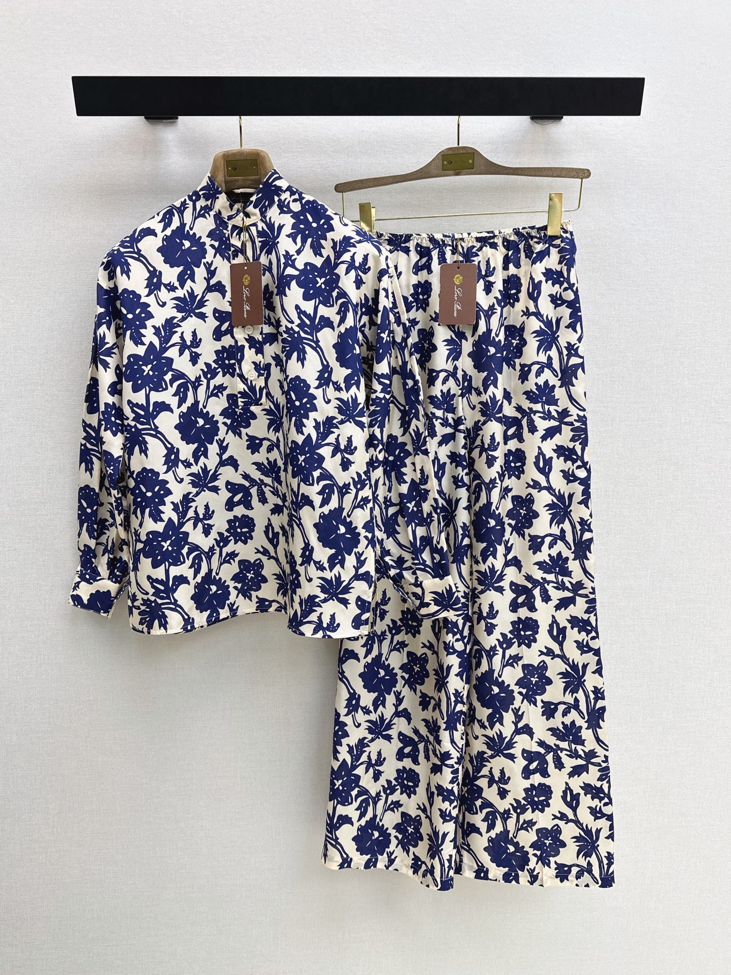 NO:890045,LP 26Ss————The latest blue and white floral silk shirt for spring and summer is made of 100% mulberry silk. It has a light and smooth texture and excellent breathability. It is super comfortable to wear in spring and summer. Blue and white floral print + Chinese stand-up collar. It is elegant and has oriental charm. Dropped shoulder design + button cuffs. Perfect details. It can be easily controlled for commuting and vacation ~ it has both quality and design. One color 38/40/42,,loro piana,shirts,real silk,19860909LP 26Ss————春夏最新款蓝白花卉真丝衬衫采用百分百桑蚕丝 质地轻盈柔滑 透气性超赞 春夏穿超舒服 蓝白花卉印花+中式立领 优雅又有东方韵味 落肩设计+纽扣袖口 细节满分 通勤度假都能轻松驾驭～品质与设计感兼具 一色38/40/42,,loro piana,shirts,real silk,,Women's clothing