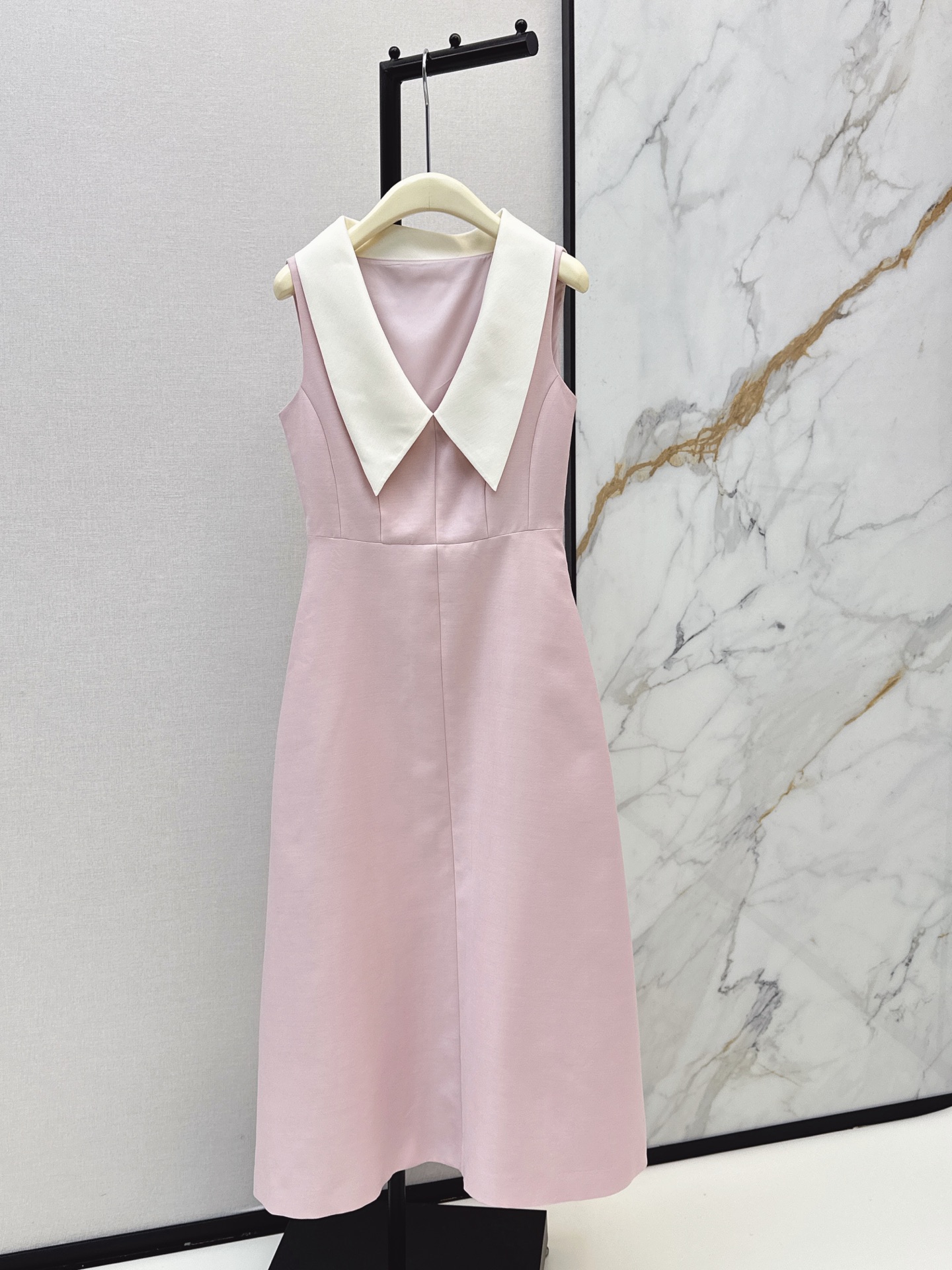 NO:890039,Fashionable niche design 26Ss————The latest French retro-style contrasting lapel sleeveless waist dress for spring and summer. Low saturation soft matte pink skirt with clean white large pointed collar design. Gentle and delicate feeling, sweet but not greasy. Waist A-line mid-length silhouette is very tolerant to the body. The upper body is dignified and gentle. One color smlxl,,skirts,19860909时髦小众设计 26Ss————春夏最新款法式复古风撞色翻领无袖收腰连衣裙 低饱和柔雾粉裙身搭配干净的白色大尖领设计 温柔感和精致感兼具甜而不腻 收腰A字摆中长廓形对身材包容度很高 上身端庄又温柔 一色smlxl,,skirts,,Women's clothing